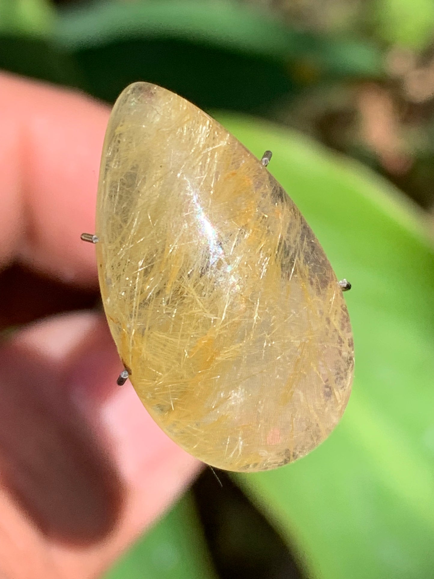 Cristal de roche/ quartz à rutiles dorés, cabochon de 25mm x15 x6 - 15,5 carats. Parfait en bijouterie, collection ,exposition...