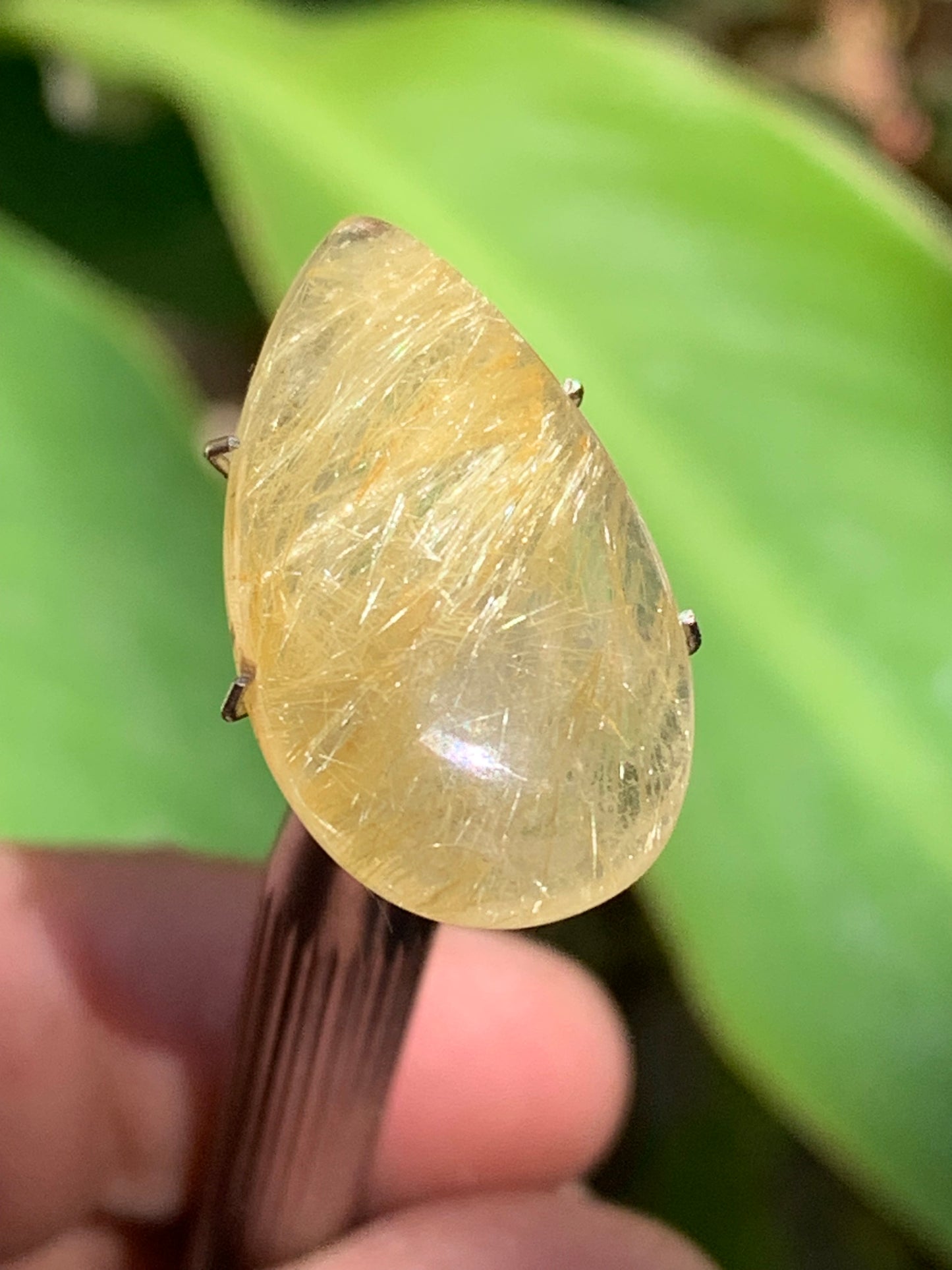 Cristal de roche/ quartz à rutiles dorés, cabochon de 25mm x15 x6 - 15,5 carats. Parfait en bijouterie, collection ,exposition...