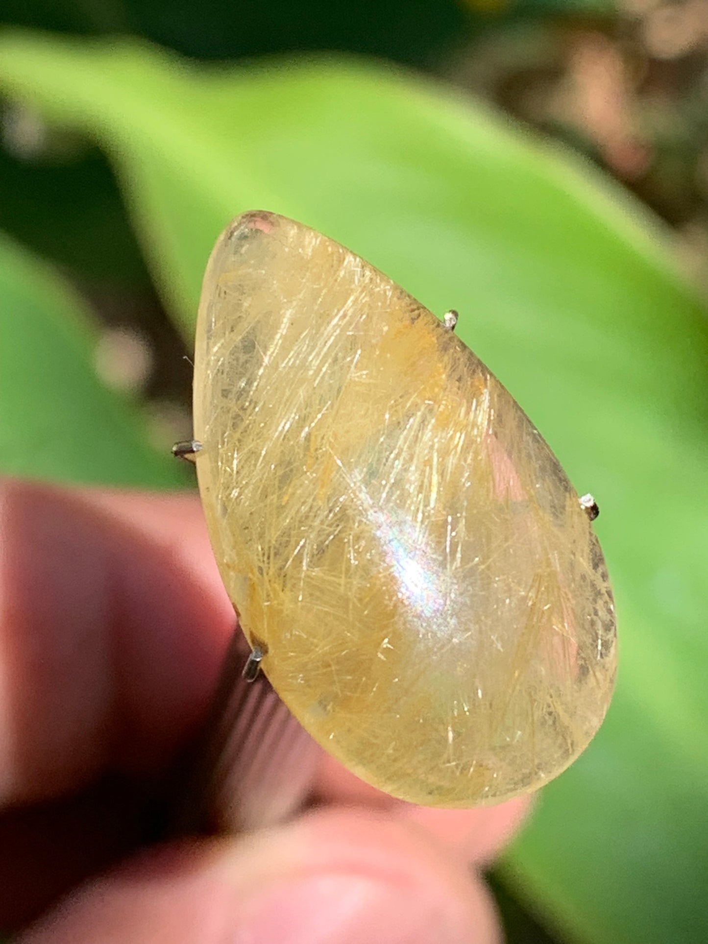 Cristal de roche/ quartz à rutiles dorés, cabochon de 25mm x15 x6 - 15,5 carats. Parfait en bijouterie, collection ,exposition...