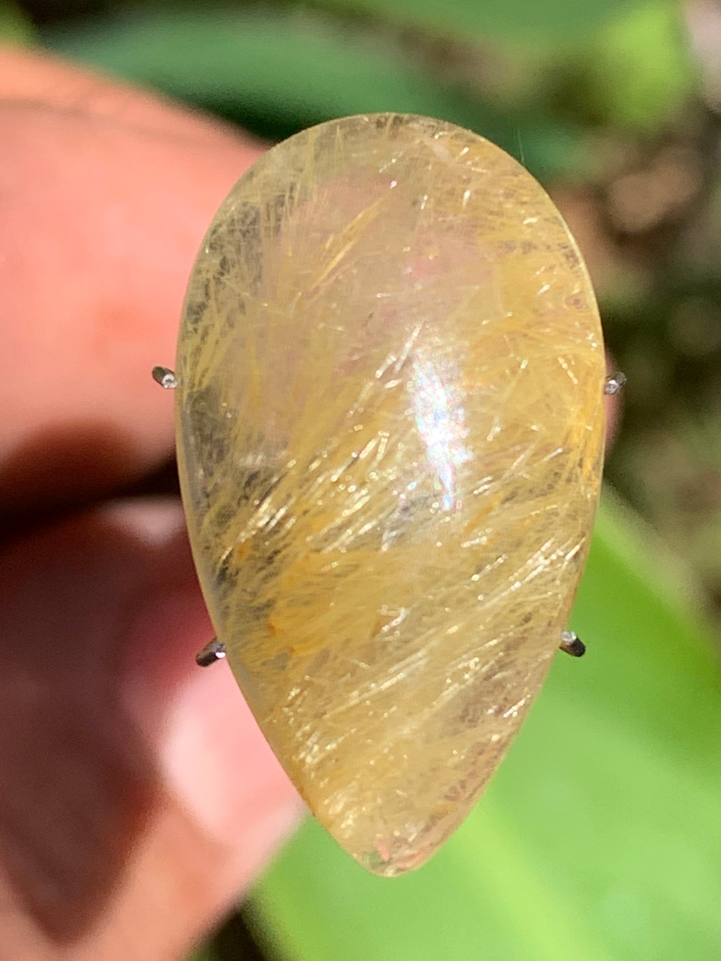 Cristal de roche/ quartz à rutiles dorés, cabochon de 25mm x15 x6 - 15,5 carats. Parfait en bijouterie, collection ,exposition...