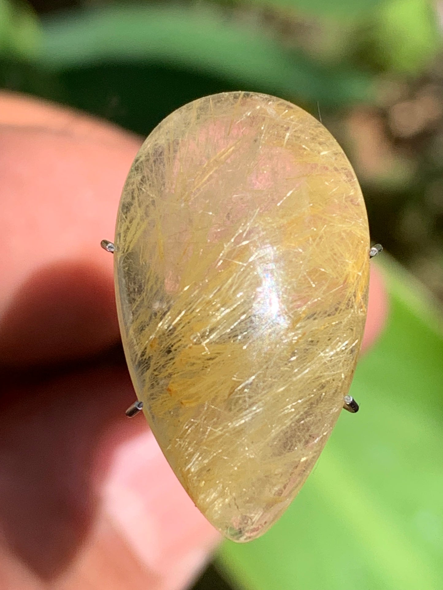 Cristal de roche/ quartz à rutiles dorés, cabochon de 25mm x15 x6 - 15,5 carats. Parfait en bijouterie, collection ,exposition...