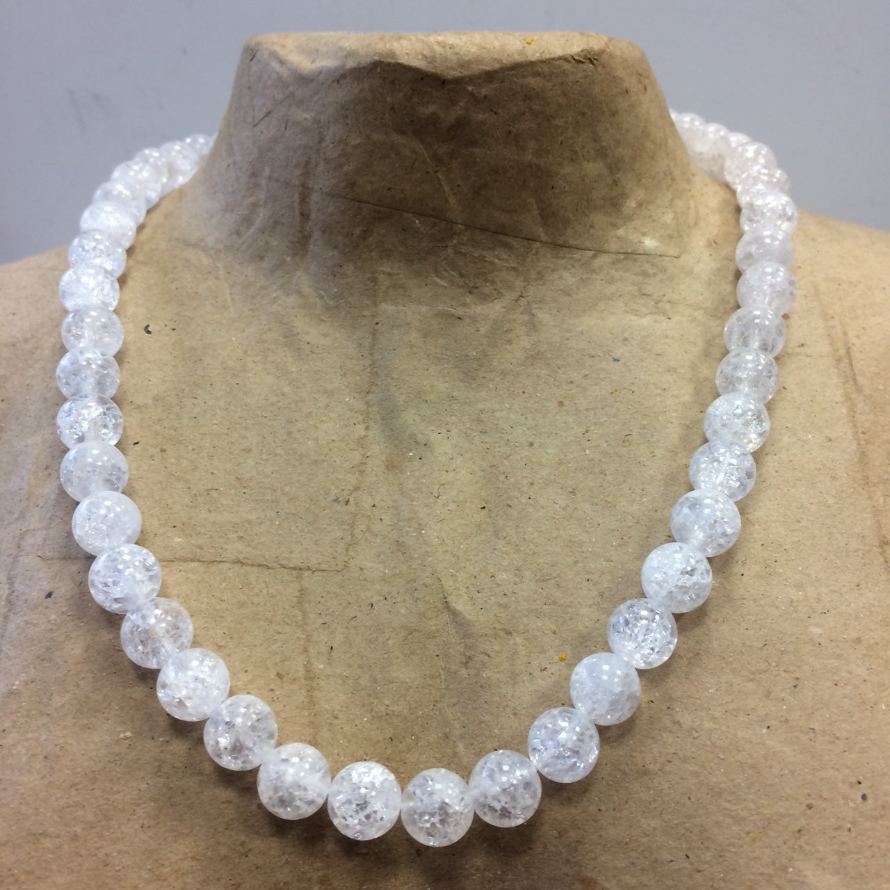 Cristal de roche 'Craquelé' ou 'Neige' (Quartz), perles rondes de 4, 6, 8, 10, 12, 14 mm. Vendu en fil de perle 38/39 cm, en bracelet de 17 à 21 cm, en collier de 45 ou sautoir de 60 cm !