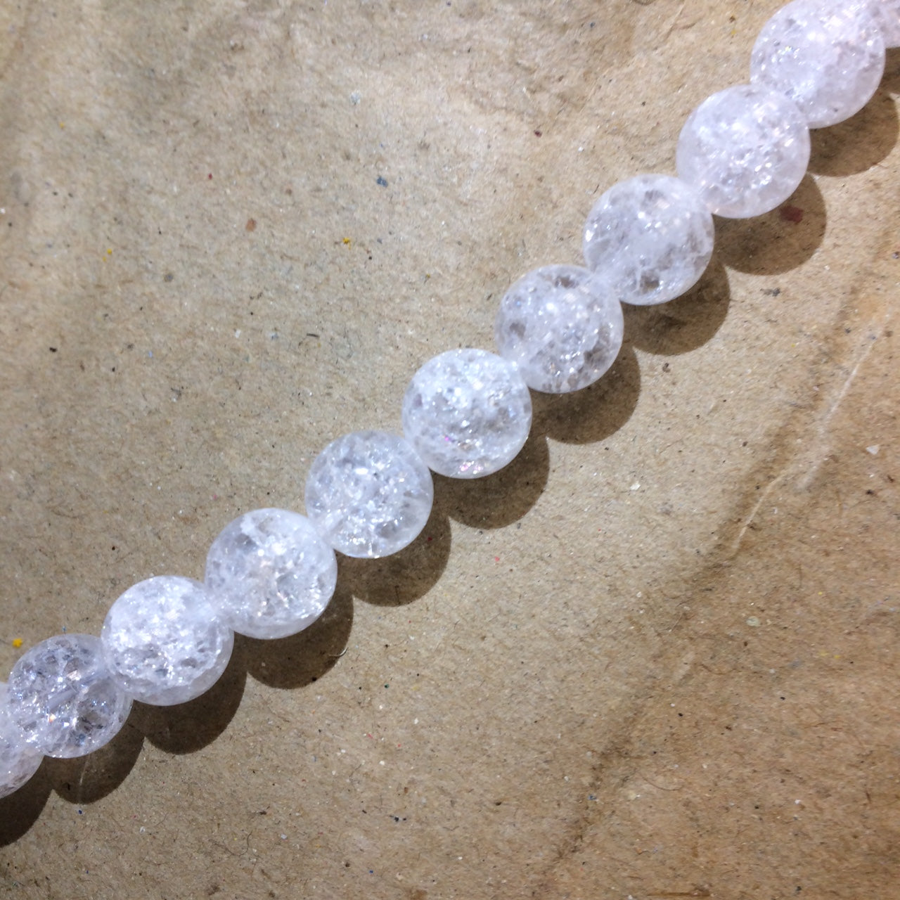 Cristal de roche 'Craquelé' ou 'Neige' (Quartz), perles rondes de 4, 6, 8, 10, 12, 14 mm. Vendu en fil de perle 38/39 cm, en bracelet de 17 à 21 cm, en collier de 45 ou sautoir de 60 cm !