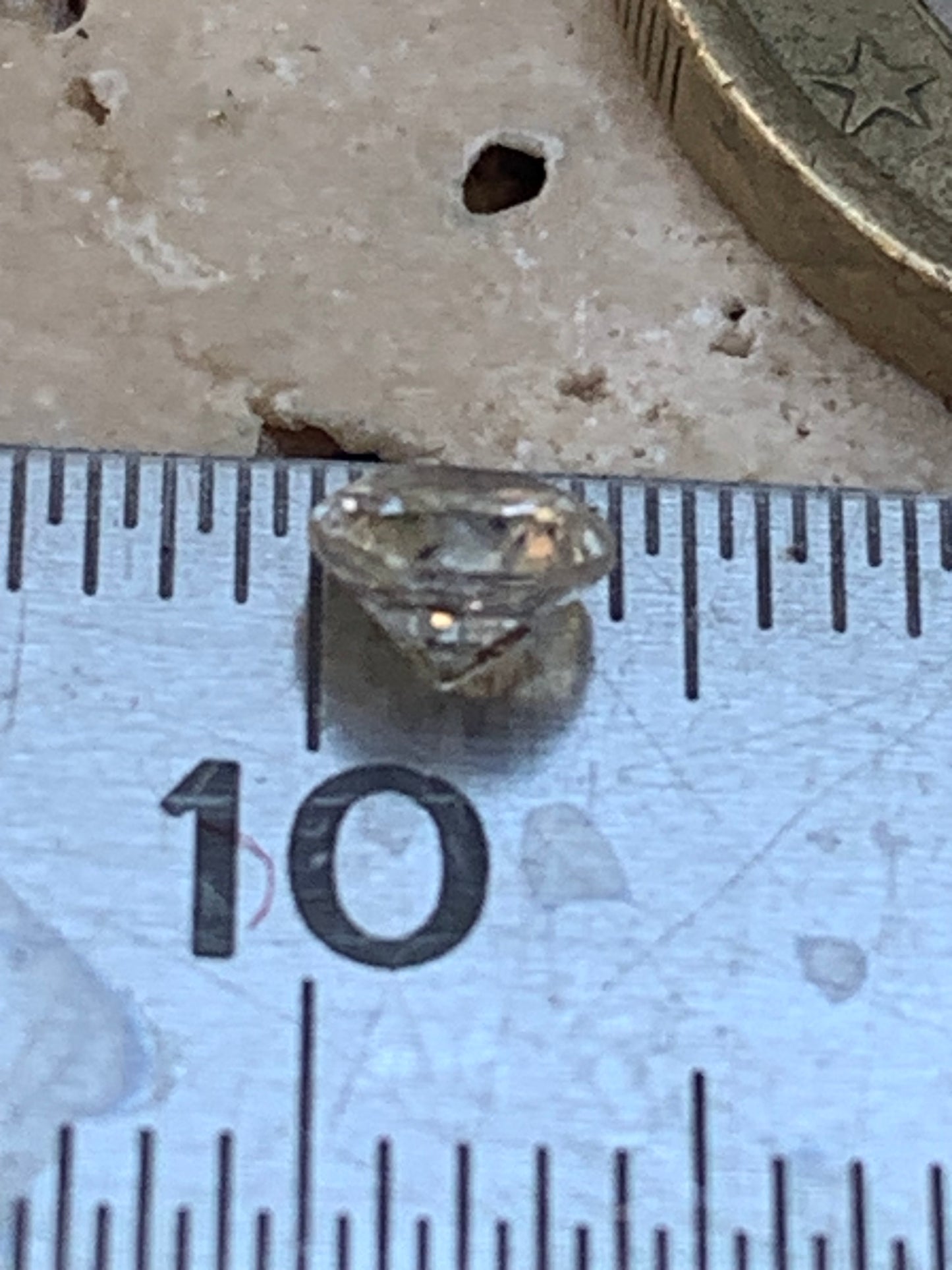 Cristal de roche 'façon diamant', pierre taillée de 4mm x4 x3 - 0,5 carats. Parfait en bijouterie, collection ,exposition...
