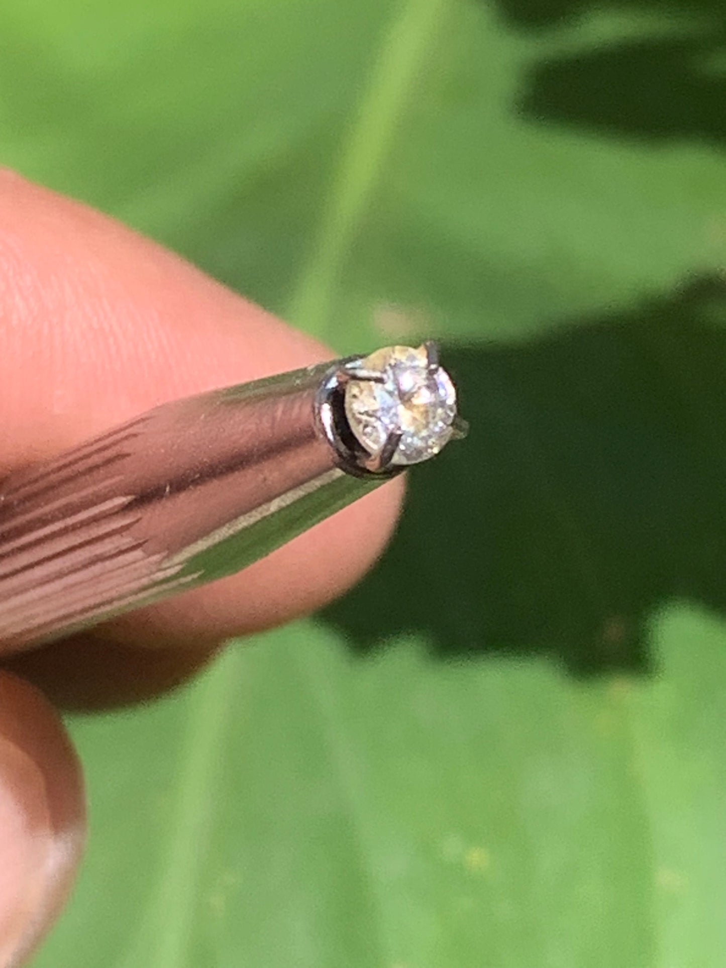 Cristal de roche 'façon diamant', pierre taillée de 4mm x4 x3 - 0,5 carats. Parfait en bijouterie, collection ,exposition...