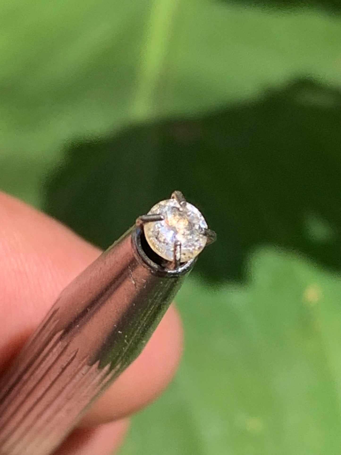 Cristal de roche 'façon diamant', pierre taillée de 4mm x4 x3 - 0,5 carats. Parfait en bijouterie, collection ,exposition...
