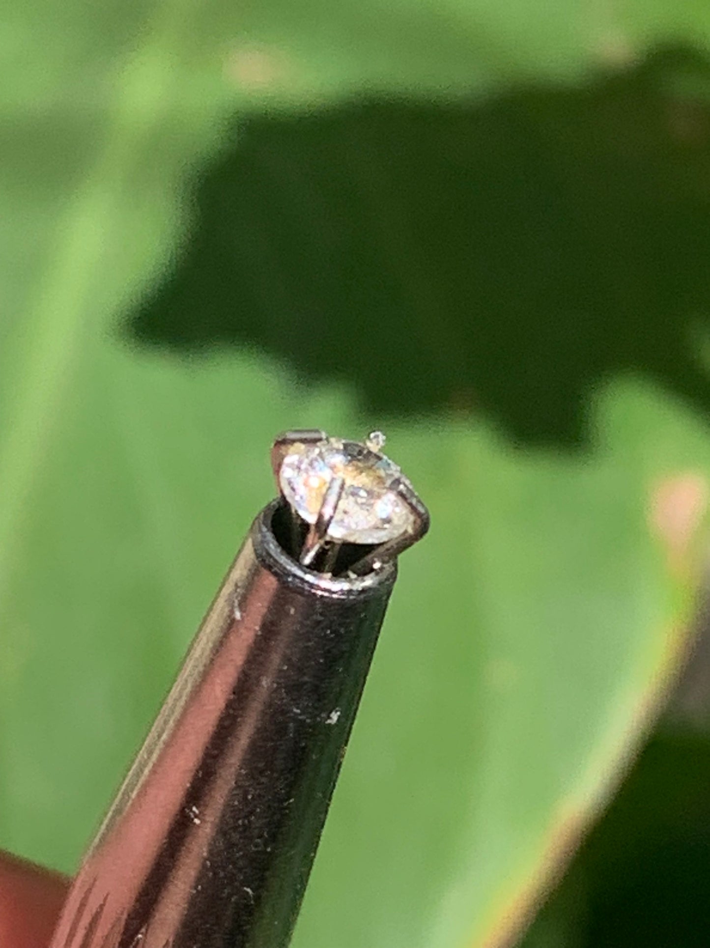 Cristal de roche 'façon diamant', pierre taillée de 4mm x4 x3 - 0,5 carats. Parfait en bijouterie, collection ,exposition...
