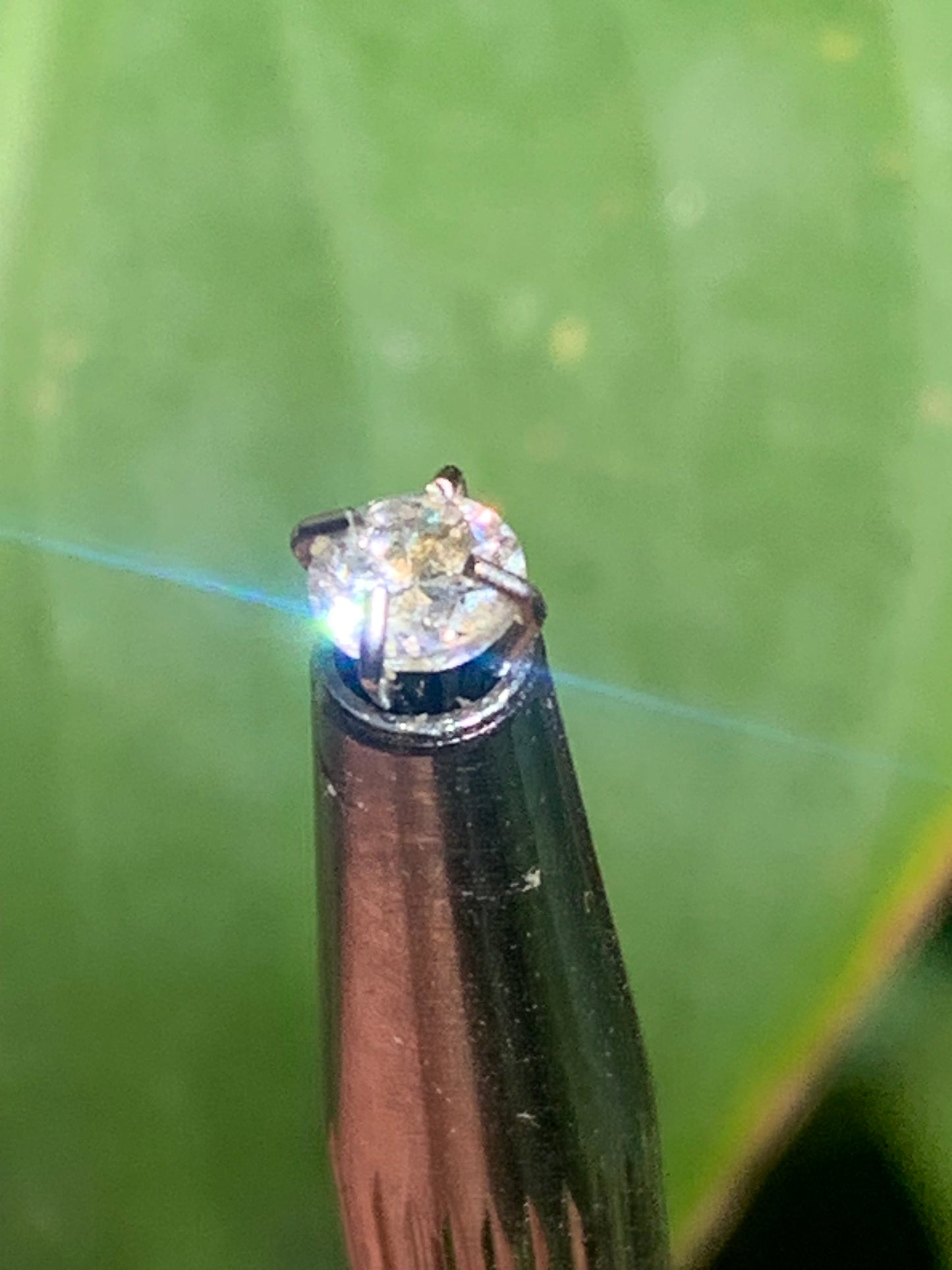 Cristal de roche 'façon diamant', pierre taillée de 4mm x4 x3 - 0,5 carats. Parfait en bijouterie, collection ,exposition...