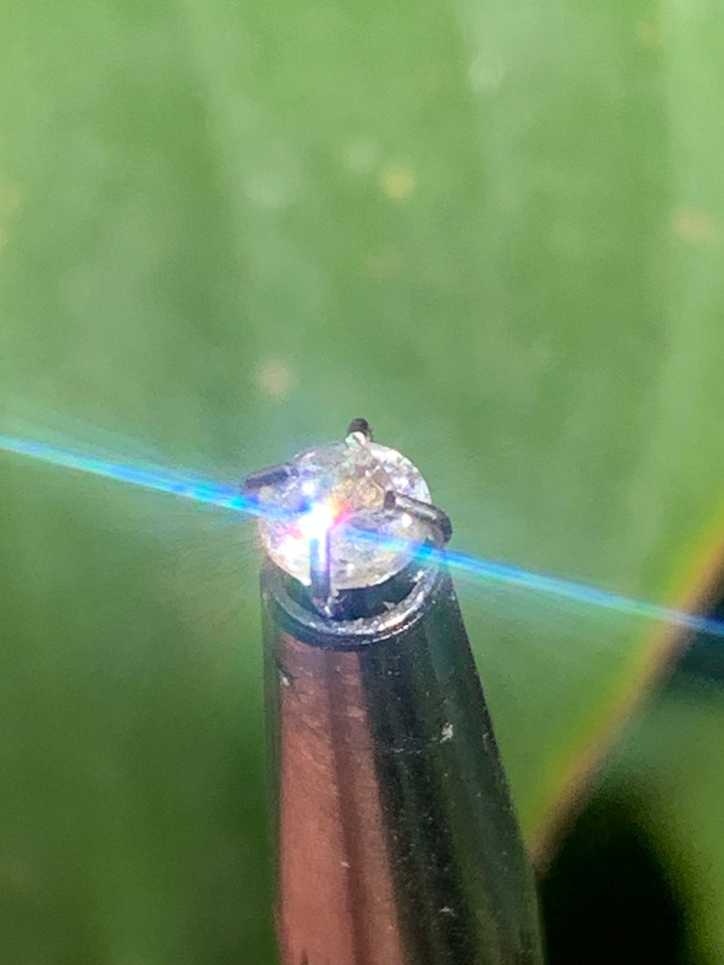 Cristal de roche 'façon diamant', pierre taillée de 4mm x4 x3 - 0,5 carats. Parfait en bijouterie, collection ,exposition...