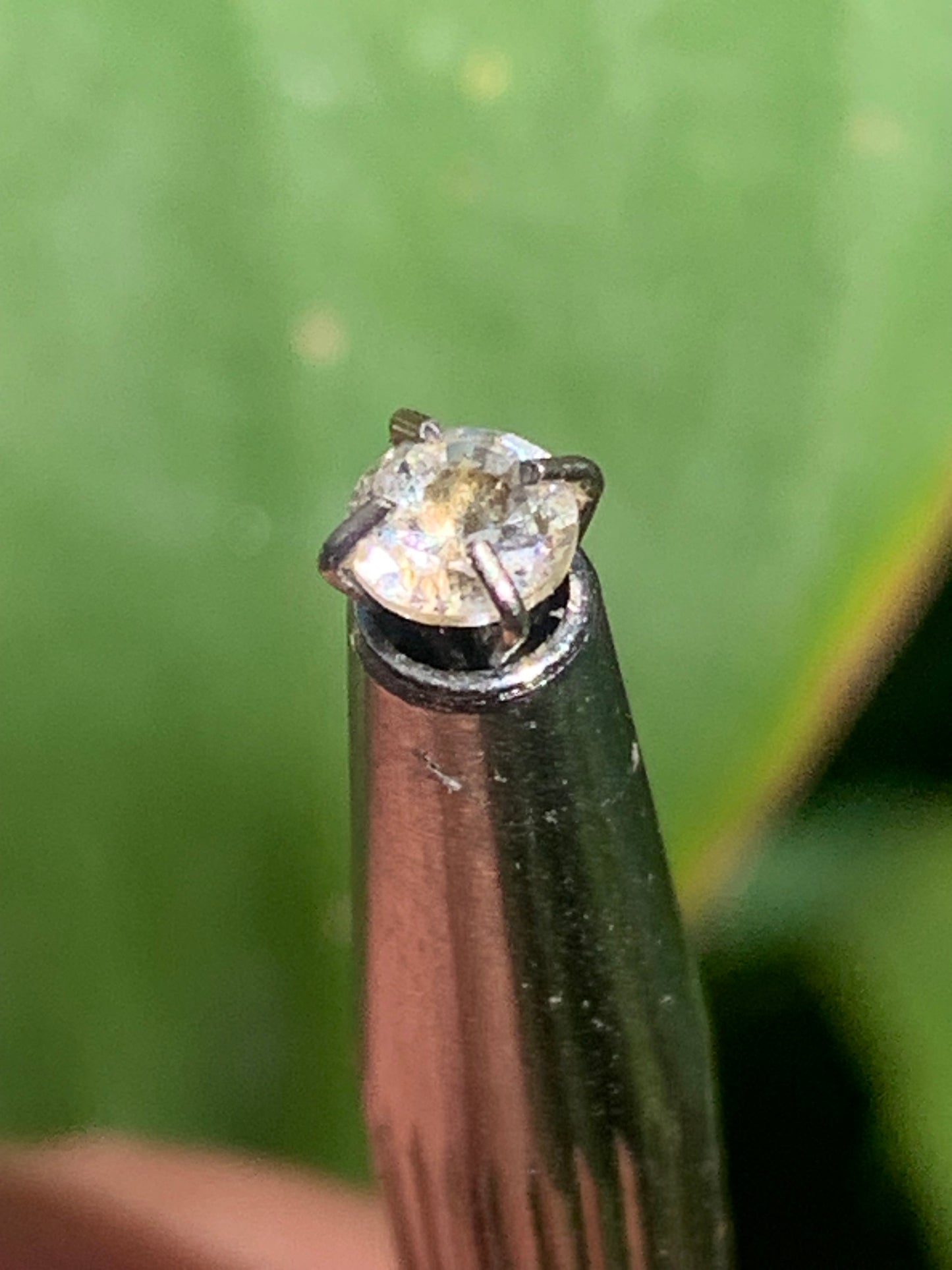 Cristal de roche 'façon diamant', pierre taillée de 4mm x4 x3 - 0,5 carats. Parfait en bijouterie, collection ,exposition...