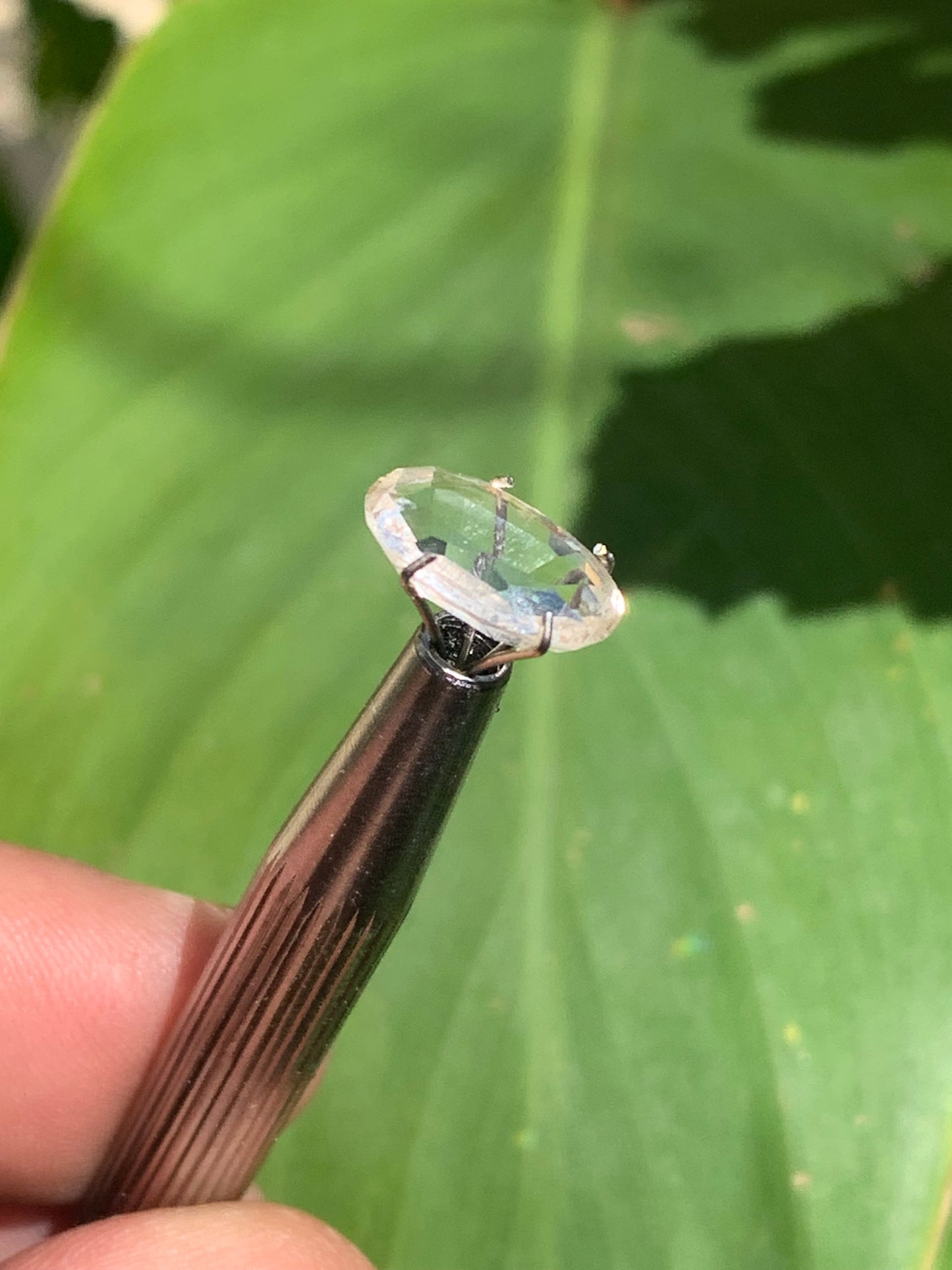 Cristal de roche, pierre taillée de 12mm x9 x4 - 2 carats. Parfait en bijouterie, collection ,exposition...
