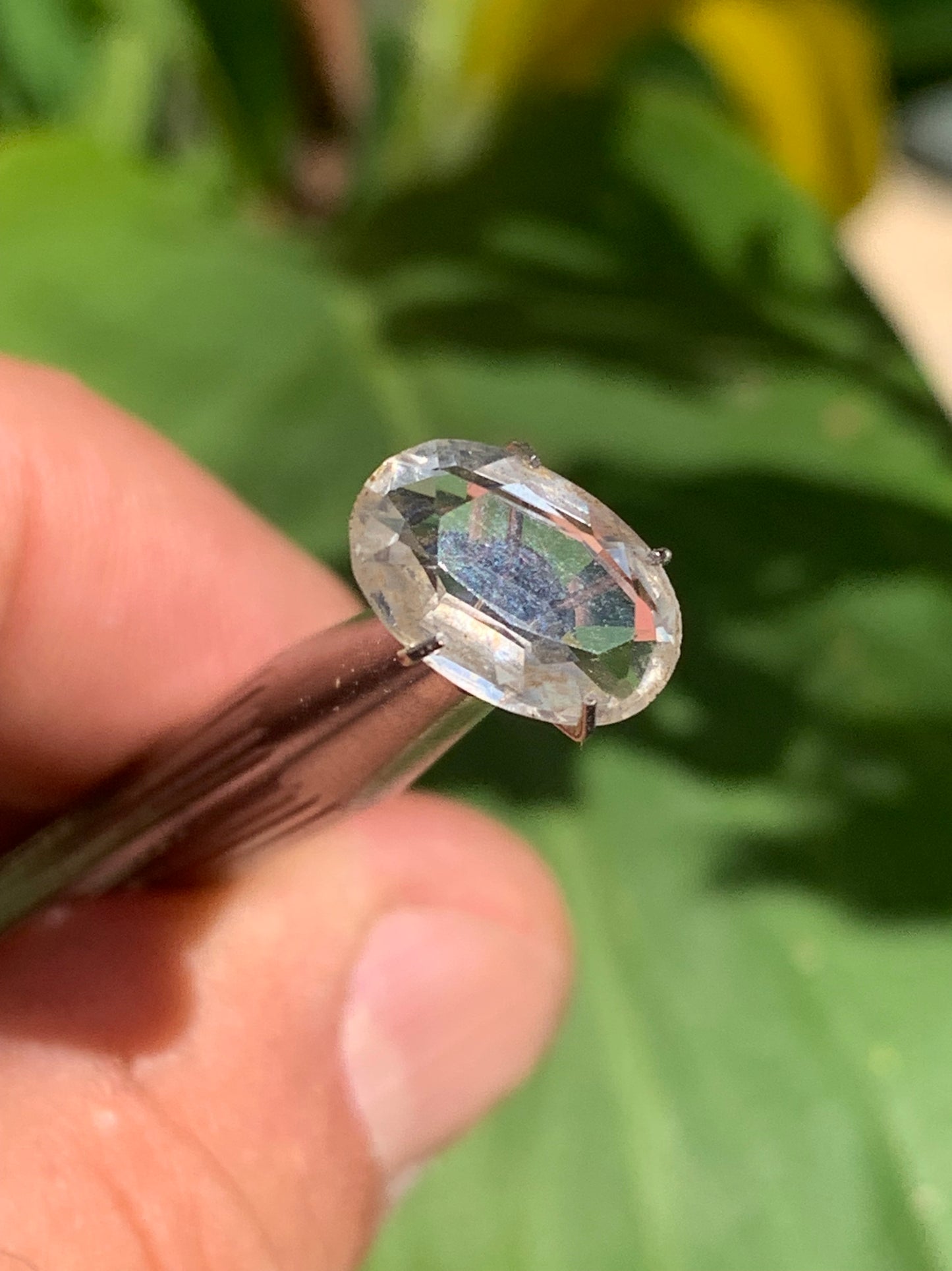 Cristal de roche, pierre taillée de 12mm x9 x4 - 2 carats. Parfait en bijouterie, collection ,exposition...