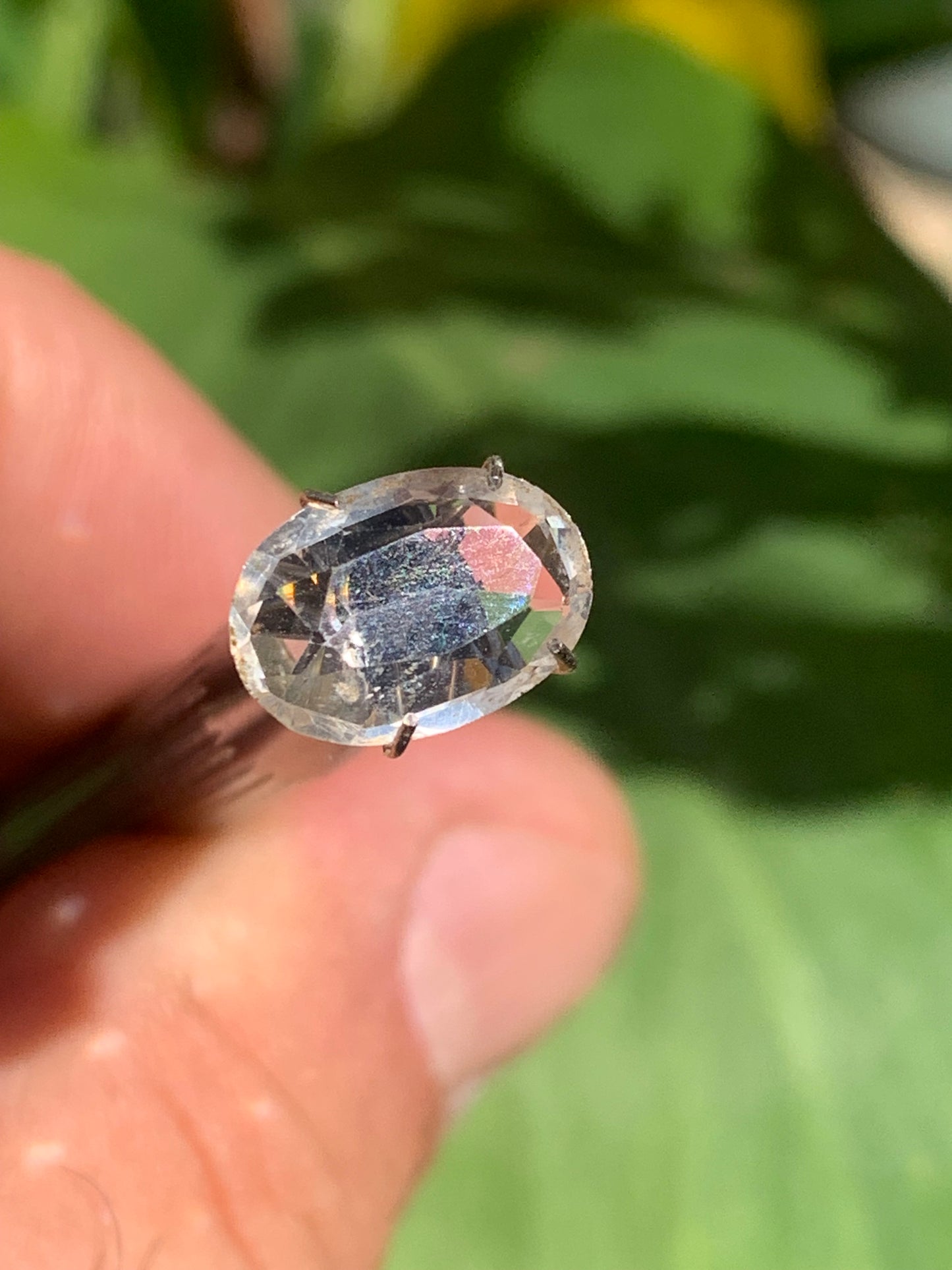 Cristal de roche, pierre taillée de 12mm x9 x4 - 2 carats. Parfait en bijouterie, collection ,exposition...