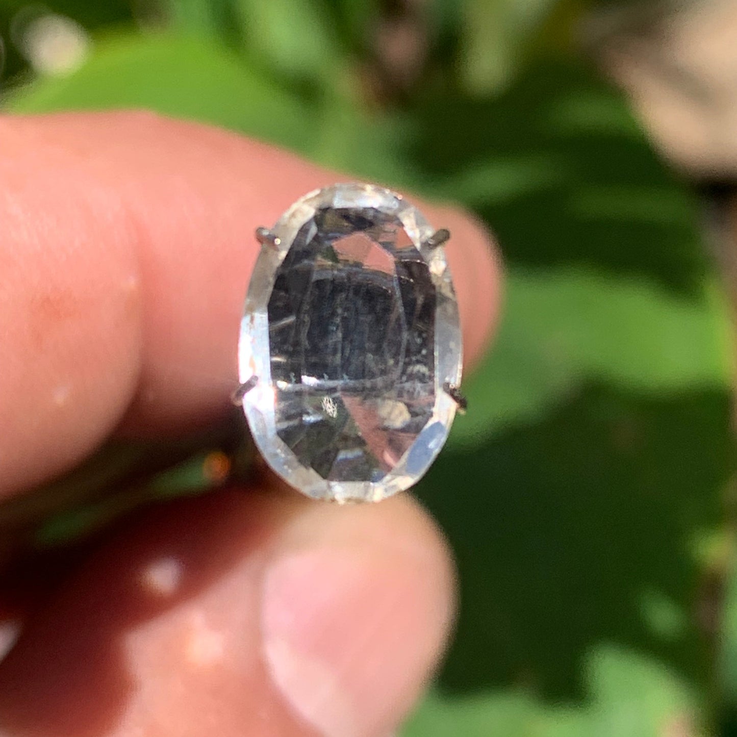 Cristal de roche, pierre taillée de 12mm x9 x4 - 2 carats. Parfait en bijouterie, collection ,exposition...