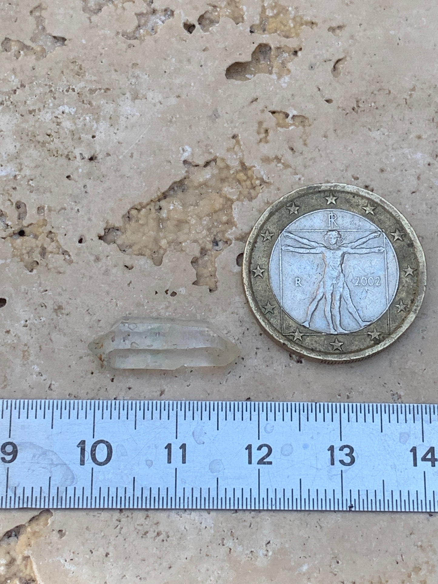 Cristal de roche bi-déterminé, pierre taillée de 19mm x7 x5 - 4,5 carats. Parfait en bijouterie, collection ,exposition...