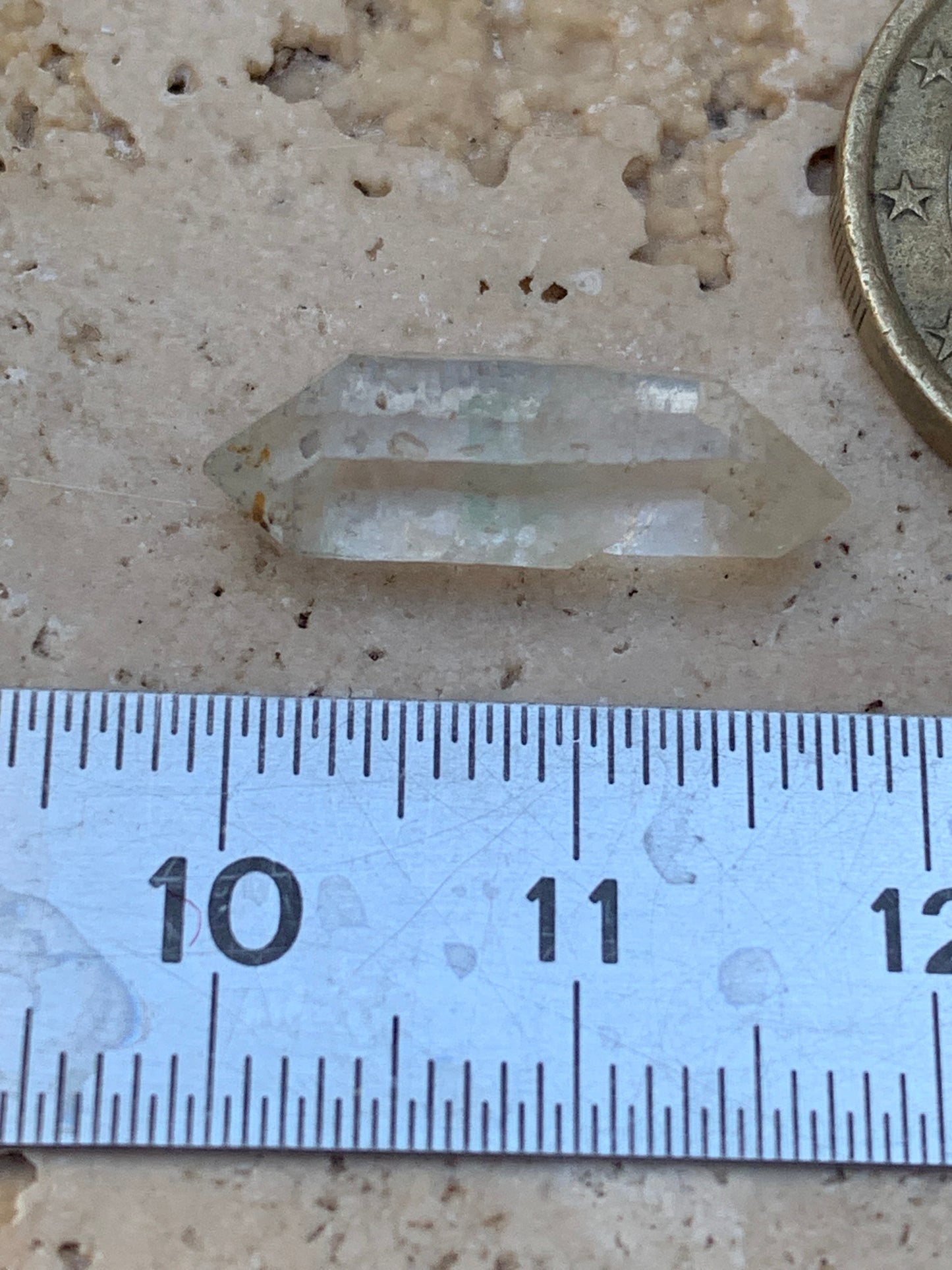 Cristal de roche bi-déterminé, pierre taillée de 19mm x7 x5 - 4,5 carats. Parfait en bijouterie, collection ,exposition...