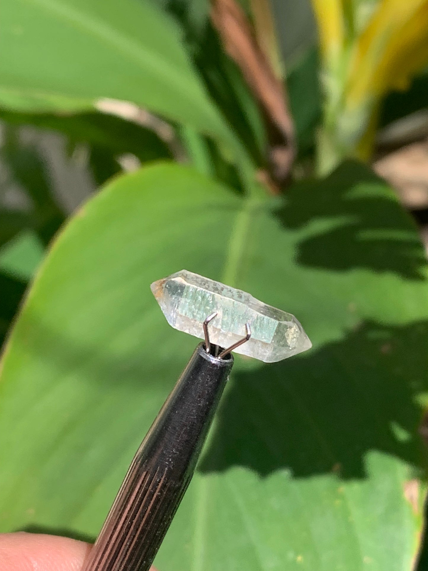 Cristal de roche bi-déterminé, pierre taillée de 19mm x7 x5 - 4,5 carats. Parfait en bijouterie, collection ,exposition...