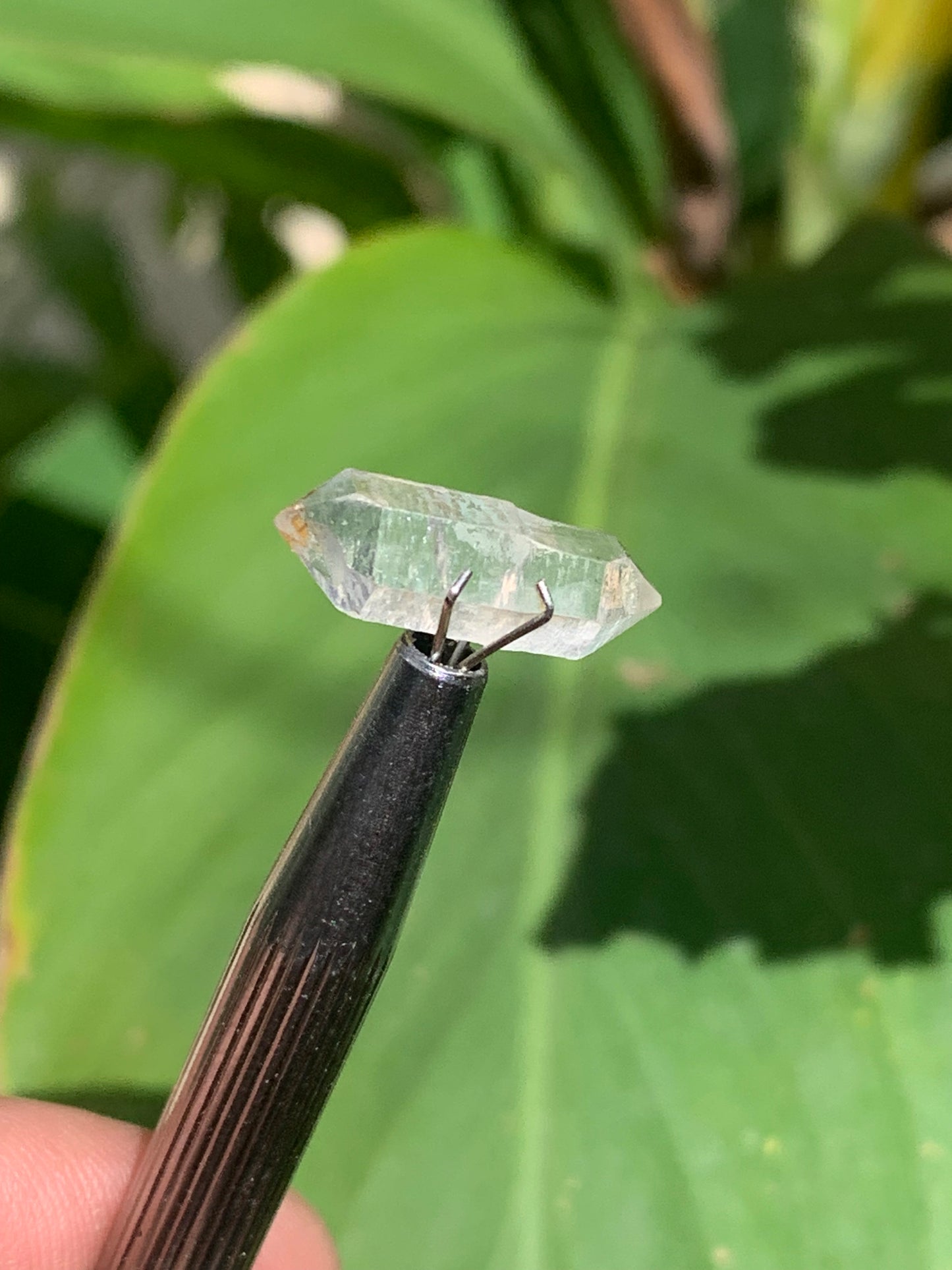 Cristal de roche bi-déterminé, pierre taillée de 19mm x7 x5 - 4,5 carats. Parfait en bijouterie, collection ,exposition...