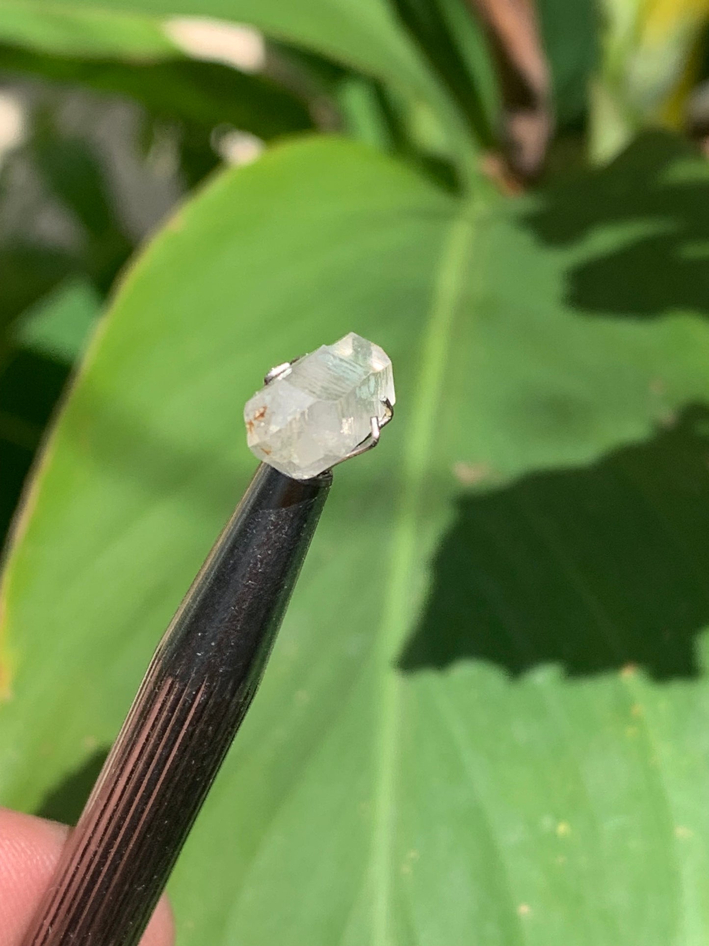 Cristal de roche bi-déterminé, pierre taillée de 19mm x7 x5 - 4,5 carats. Parfait en bijouterie, collection ,exposition...