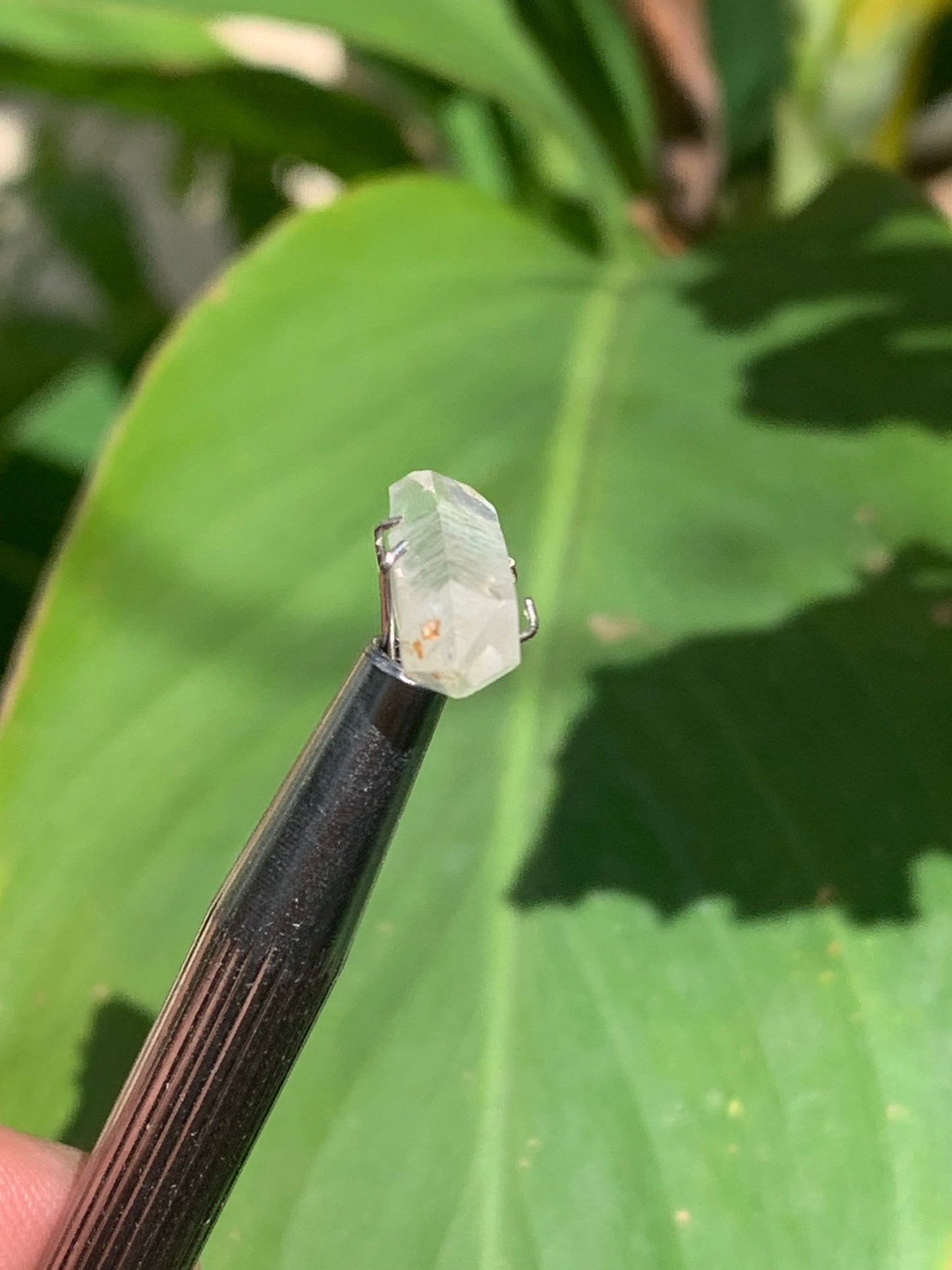Cristal de roche bi-déterminé, pierre taillée de 19mm x7 x5 - 4,5 carats. Parfait en bijouterie, collection ,exposition...