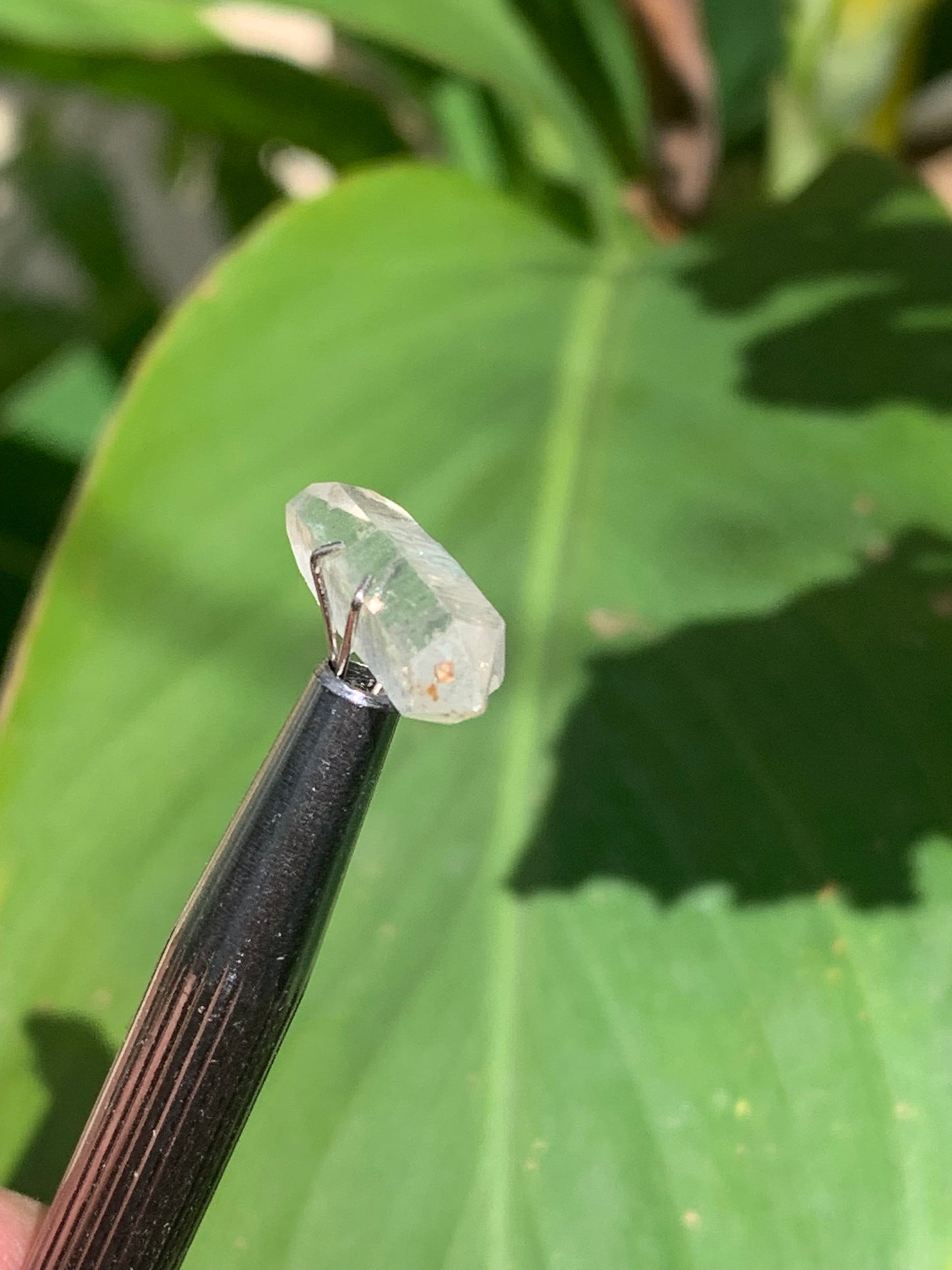 Cristal de roche bi-déterminé, pierre taillée de 19mm x7 x5 - 4,5 carats. Parfait en bijouterie, collection ,exposition...