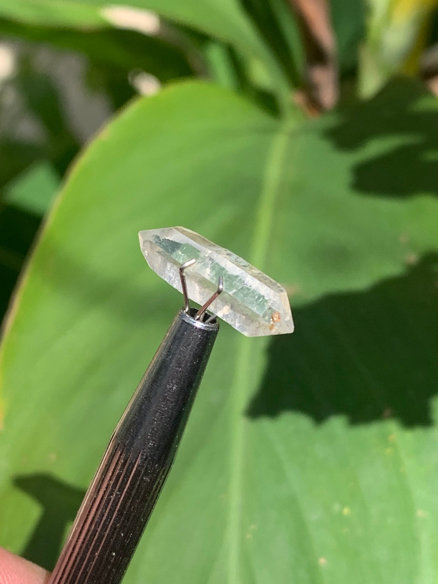 Cristal de roche bi-déterminé, pierre taillée de 19mm x7 x5 - 4,5 carats. Parfait en bijouterie, collection ,exposition...
