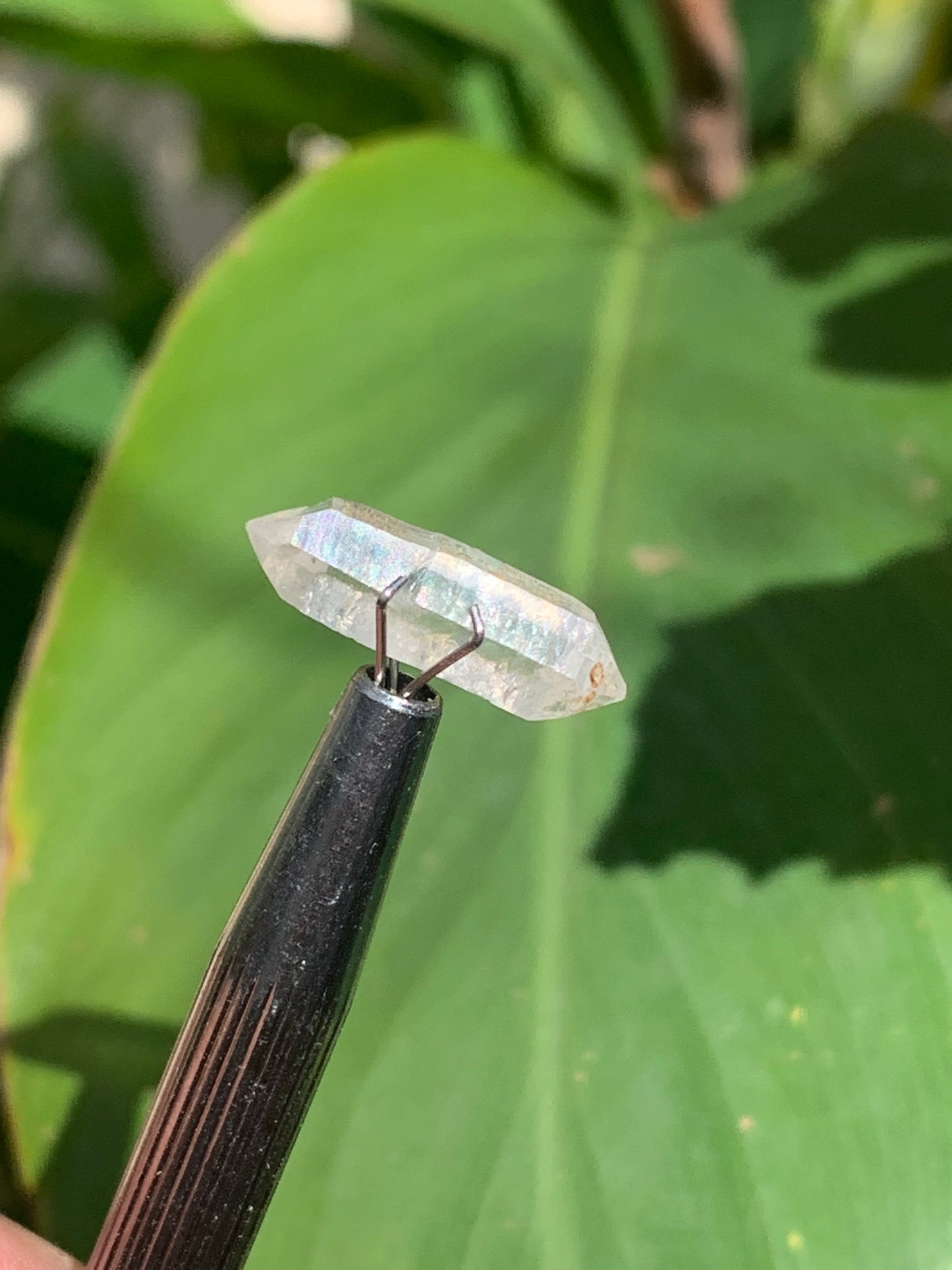Cristal de roche bi-déterminé, pierre taillée de 19mm x7 x5 - 4,5 carats. Parfait en bijouterie, collection ,exposition...
