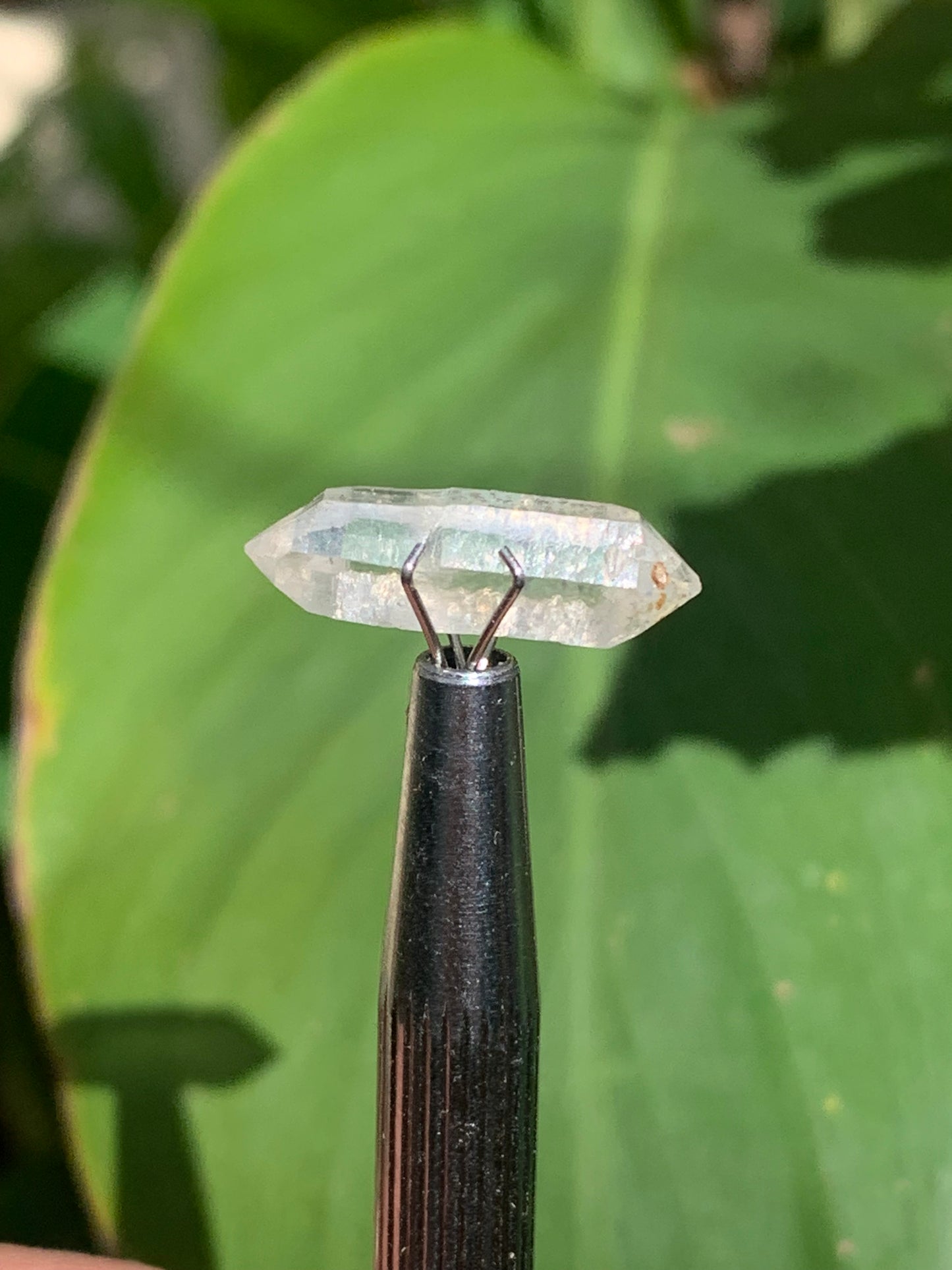 Cristal de roche bi-déterminé, pierre taillée de 19mm x7 x5 - 4,5 carats. Parfait en bijouterie, collection ,exposition...