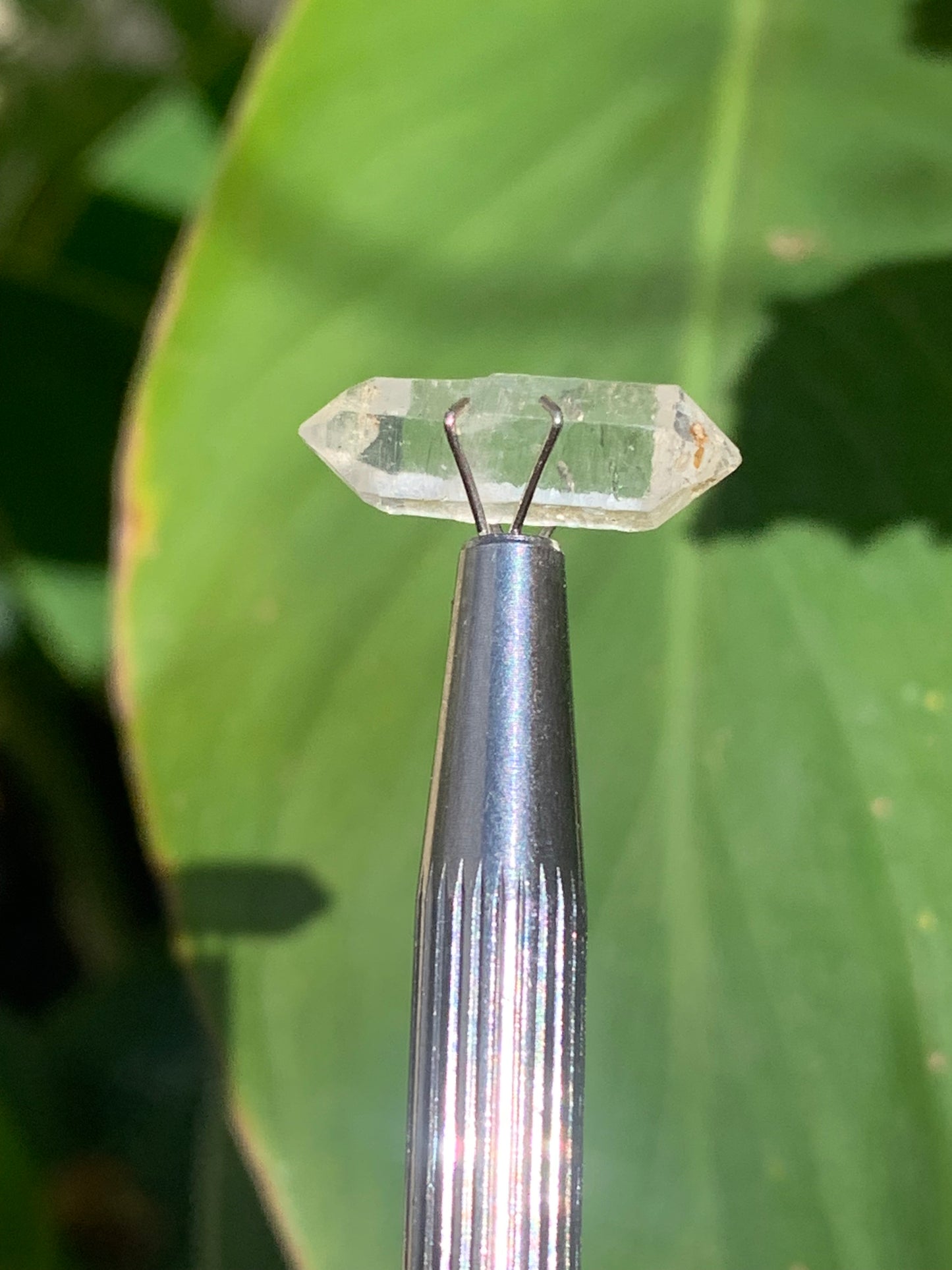 Cristal de roche bi-déterminé, pierre taillée de 19mm x7 x5 - 4,5 carats. Parfait en bijouterie, collection ,exposition...