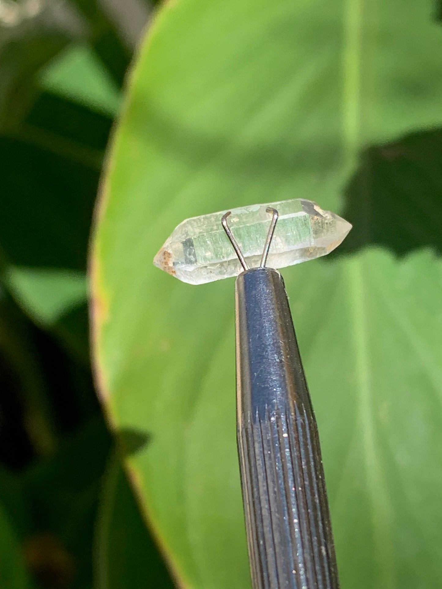 Cristal de roche bi-déterminé, pierre taillée de 19mm x7 x5 - 4,5 carats. Parfait en bijouterie, collection ,exposition...
