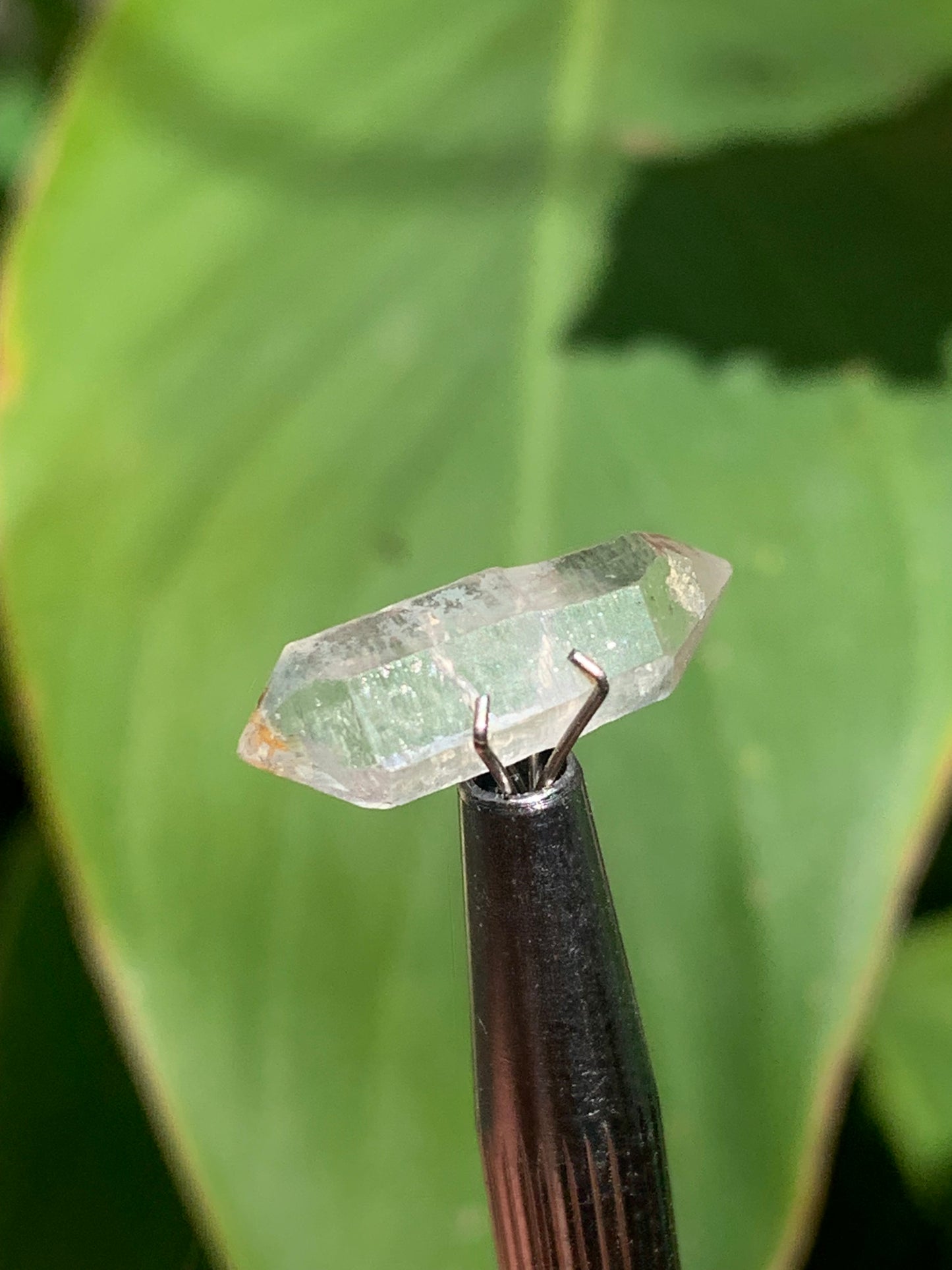 Cristal de roche bi-déterminé, pierre taillée de 19mm x7 x5 - 4,5 carats. Parfait en bijouterie, collection ,exposition...