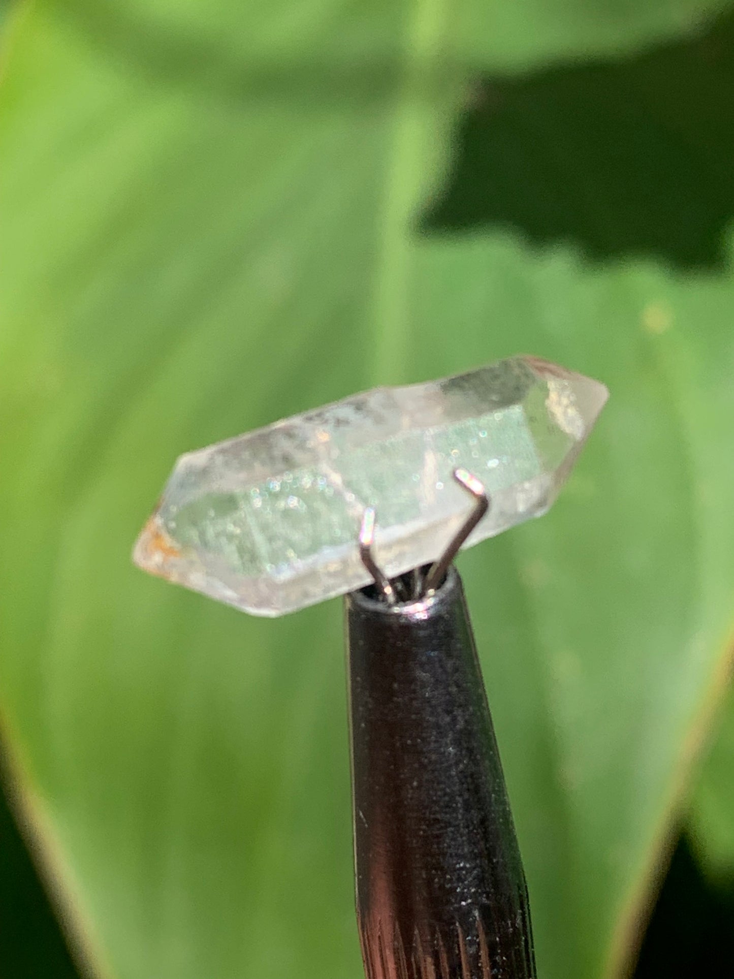 Cristal de roche bi-déterminé, pierre taillée de 19mm x7 x5 - 4,5 carats. Parfait en bijouterie, collection ,exposition...