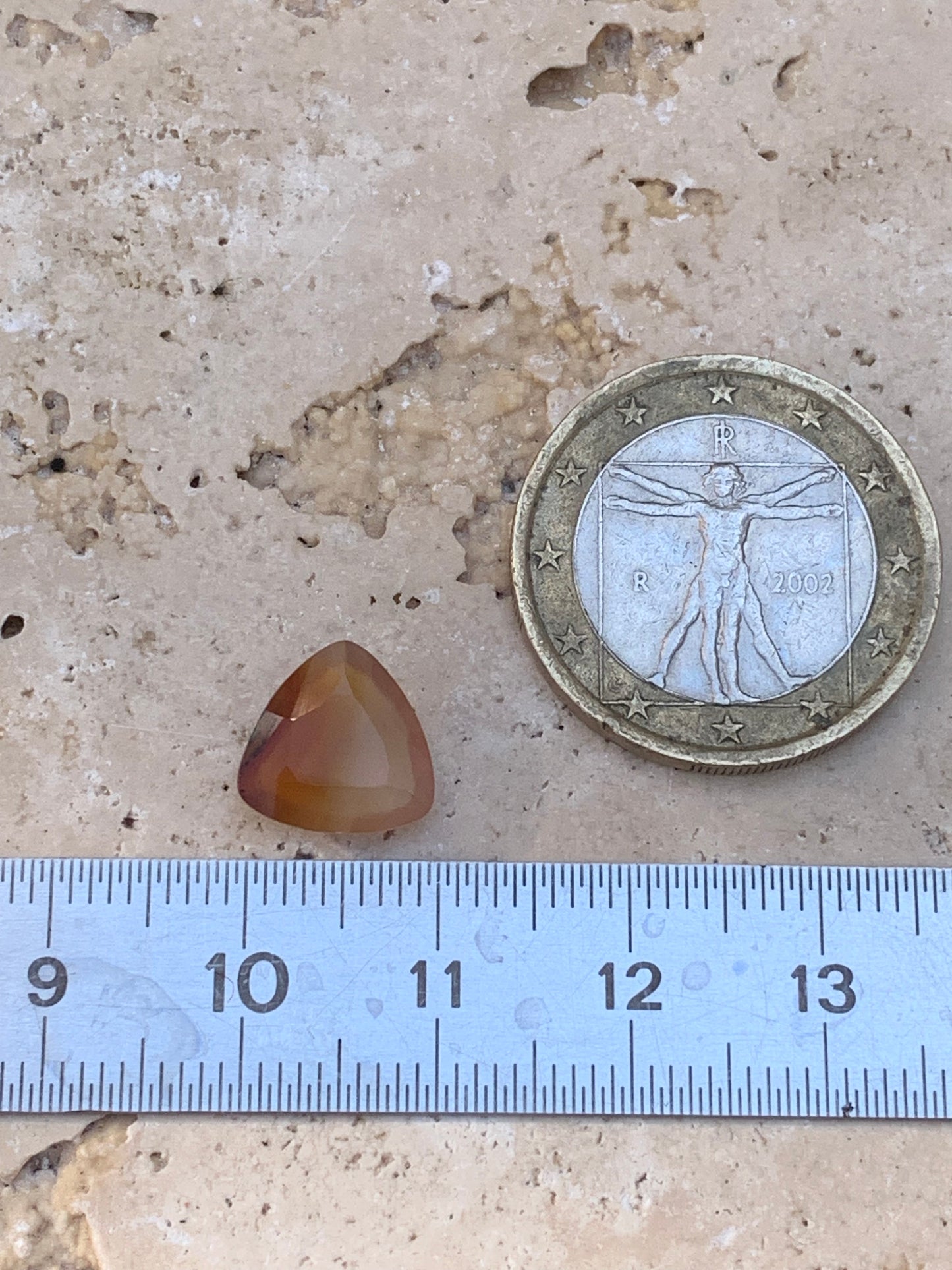 Cornaline, pierre fine taillée de 10mm x10 x4 - 2,5 carats. Parfait en bijouterie, collection ,exposition...