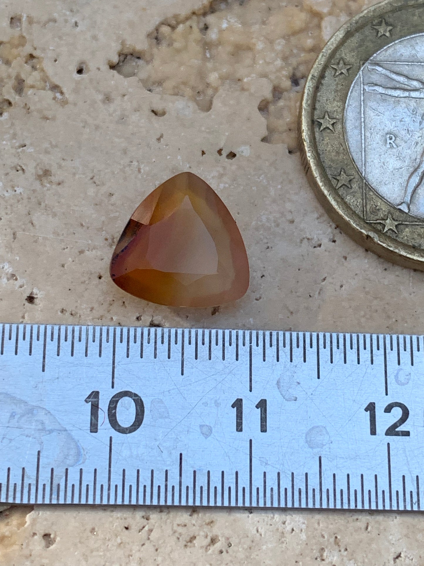 Cornaline, pierre fine taillée de 10mm x10 x4 - 2,5 carats. Parfait en bijouterie, collection ,exposition...
