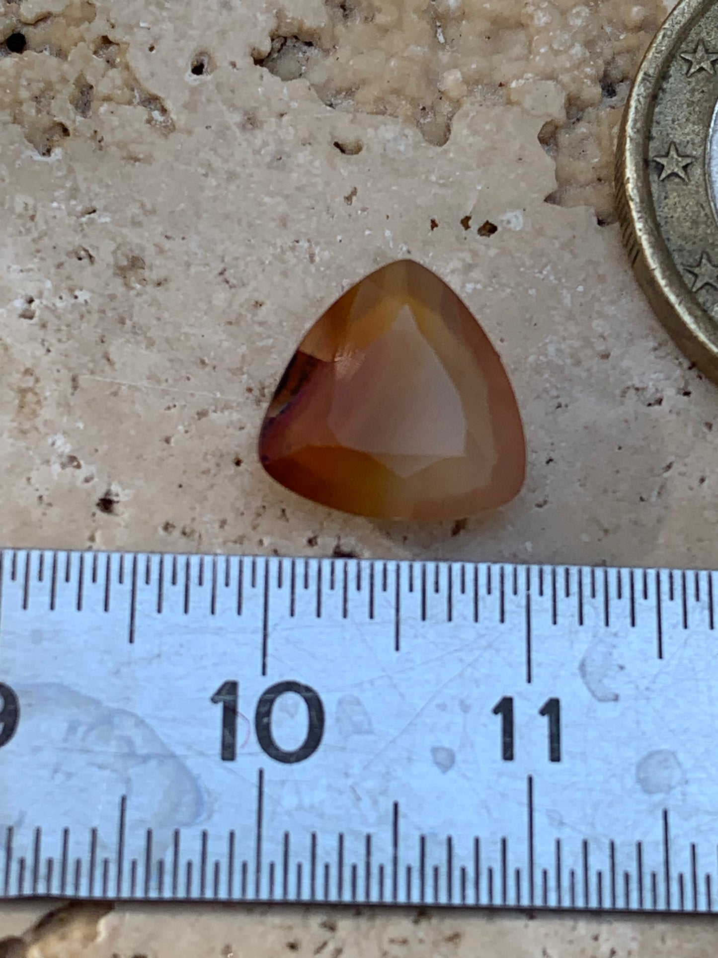 Cornaline, pierre fine taillée de 10mm x10 x4 - 2,5 carats. Parfait en bijouterie, collection ,exposition...