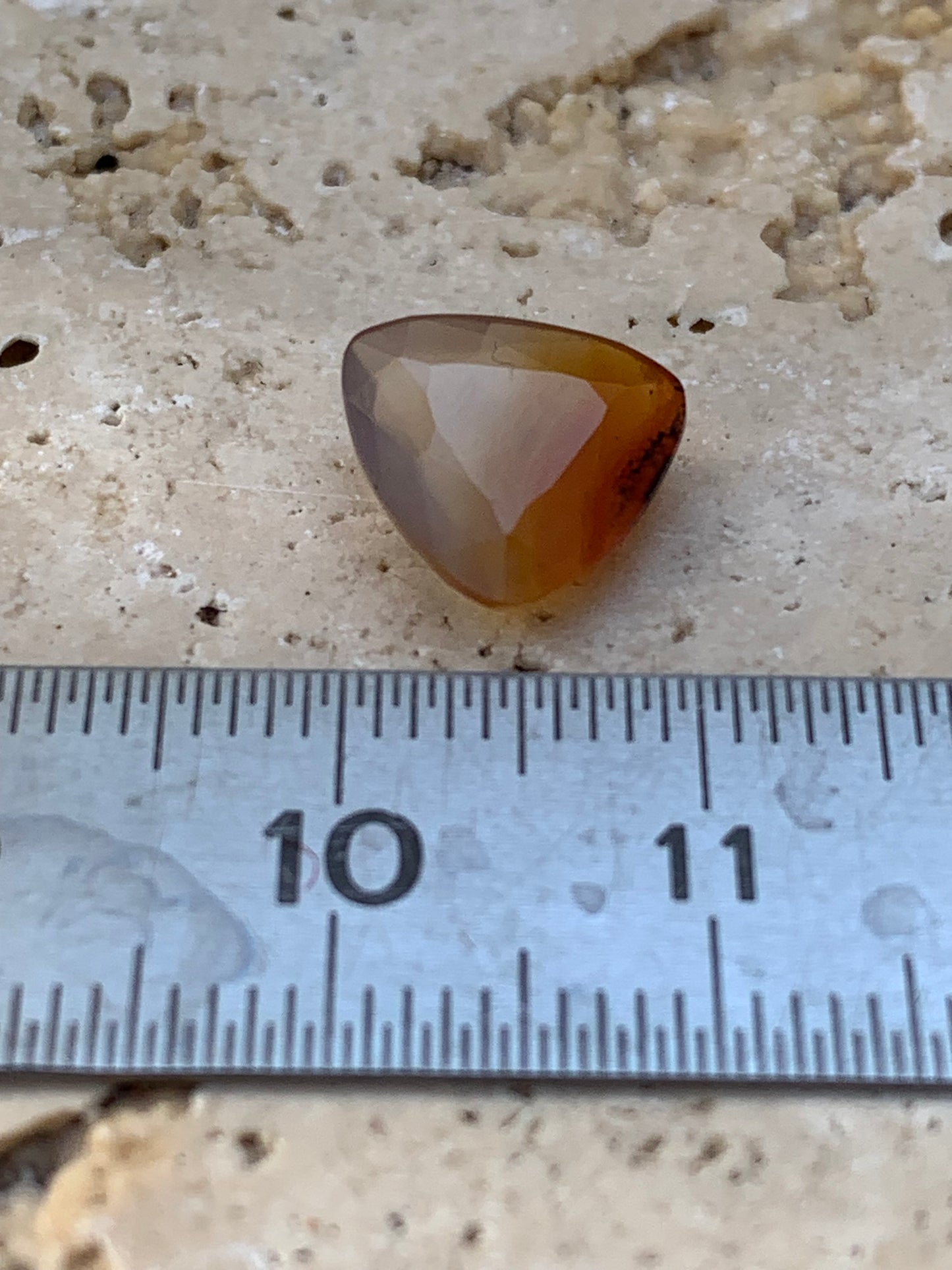 Cornaline, pierre fine taillée de 10mm x10 x4 - 2,5 carats. Parfait en bijouterie, collection ,exposition...