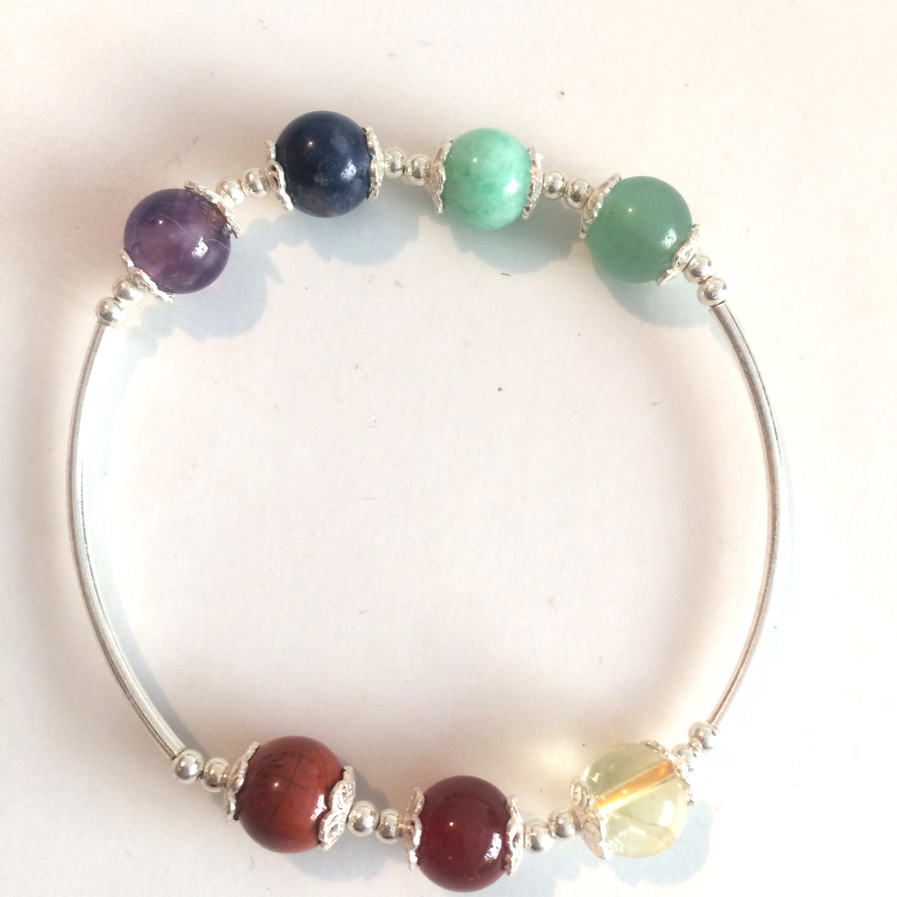 Bracelet '7 chakras', avec perles de 8 millimètres et tubes 100% Argent. Disponible de 17 à 21 cm de long.