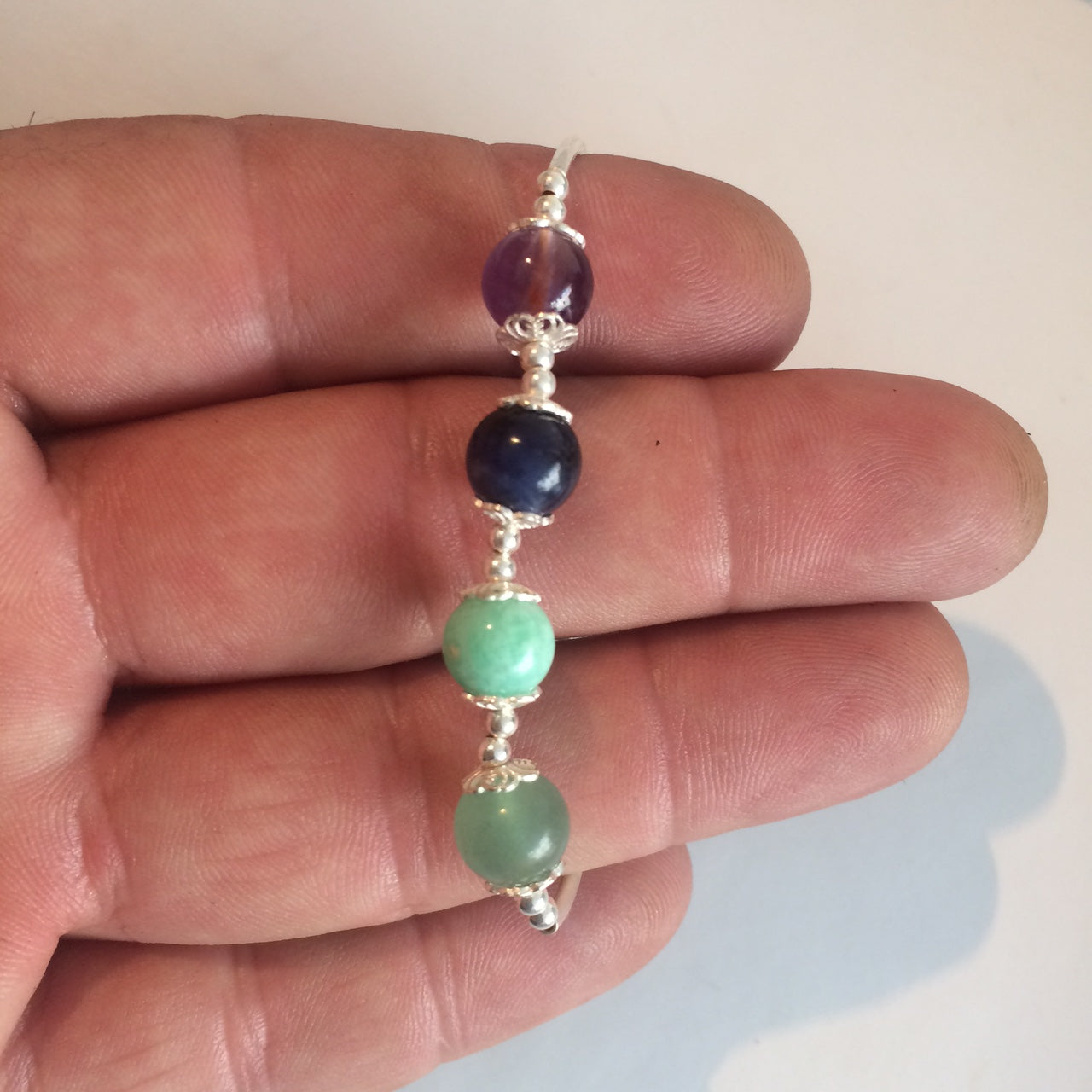 Bracelet '7 chakras', avec perles de 8 millimètres et tubes 100% Argent. Disponible de 17 à 21 cm de long.