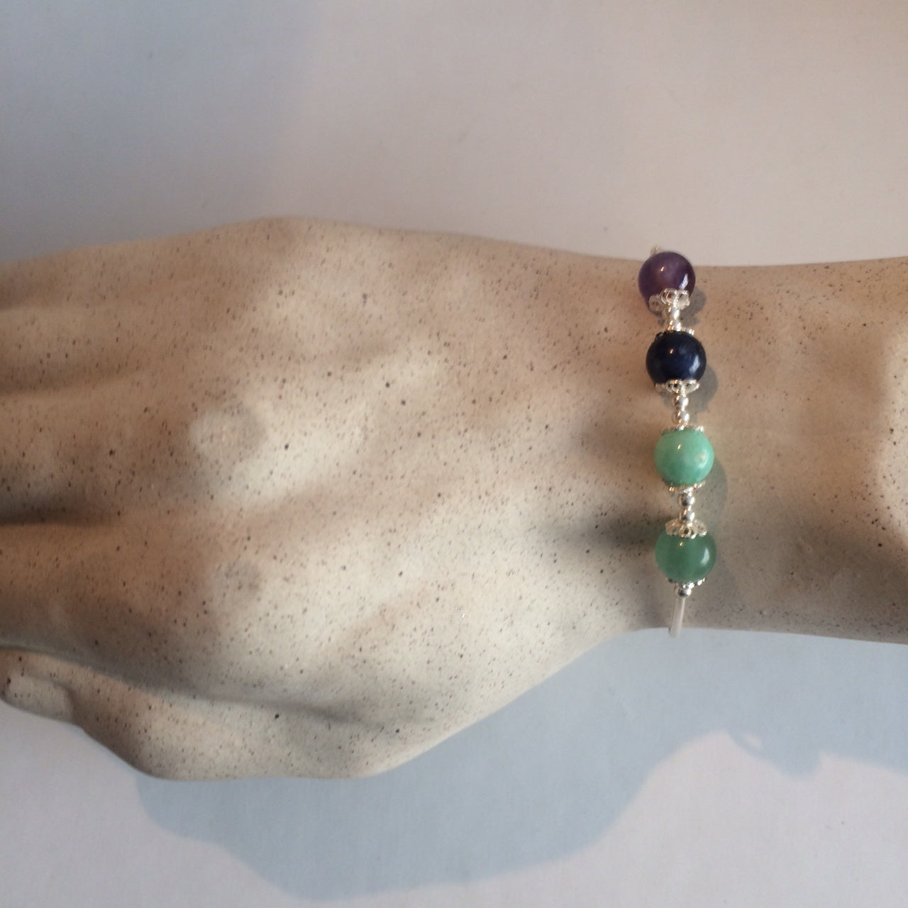 Bracelet '7 chakras', avec perles de 8 millimètres et tubes 100% Argent. Disponible de 17 à 21 cm de long.