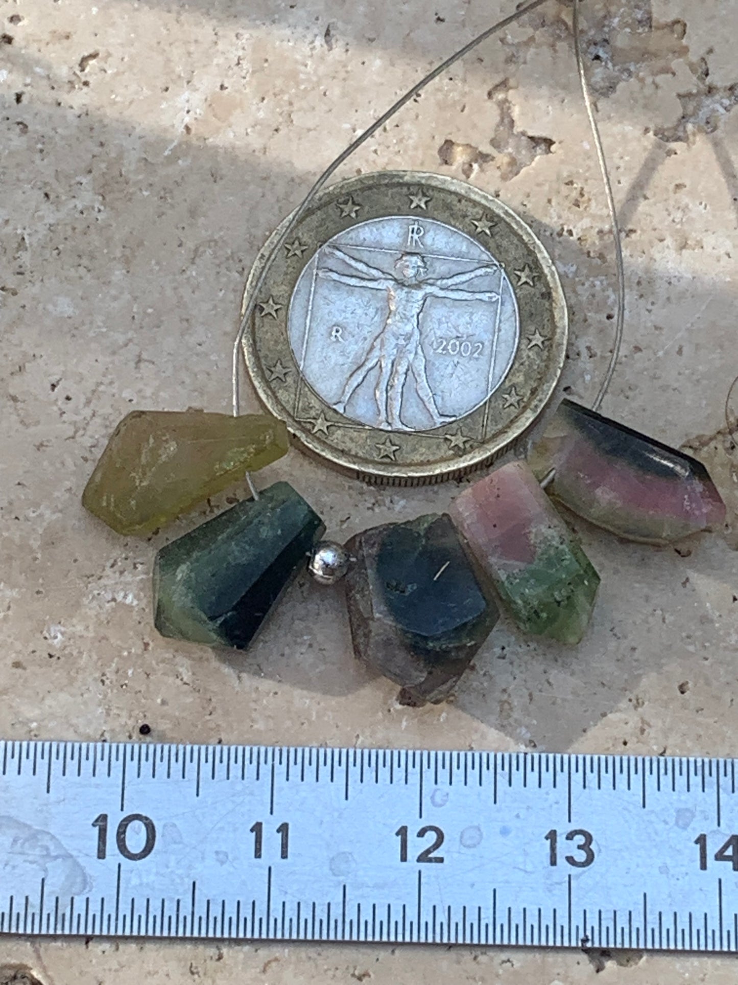 Tourmaline melon d'eau (pastèque), cristaux percés, 5 pièces vendu en lot ou unité, de 15mm x7 x5 environ - 4,5 grammes le lot. Parfait en bijouterie, collection ,exposition...