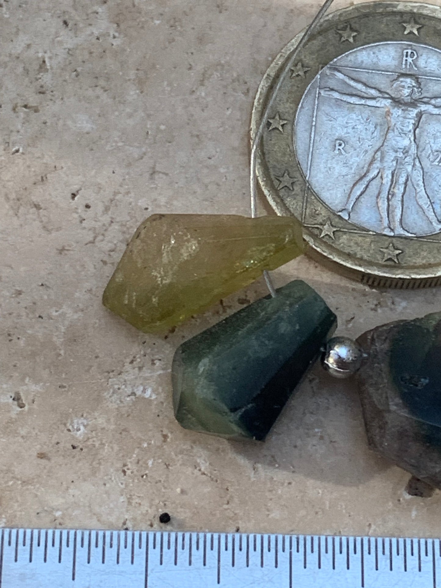 Tourmaline melon d'eau (pastèque), cristaux percés, 5 pièces vendu en lot ou unité, de 15mm x7 x5 environ - 4,5 grammes le lot. Parfait en bijouterie, collection ,exposition...
