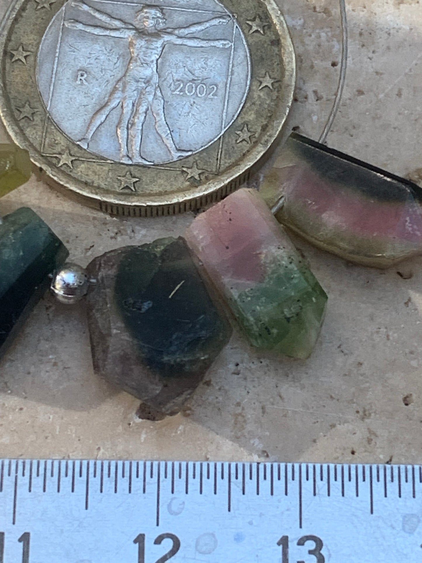 Tourmaline melon d'eau (pastèque), cristaux percés, 5 pièces vendu en lot ou unité, de 15mm x7 x5 environ - 4,5 grammes le lot. Parfait en bijouterie, collection ,exposition...