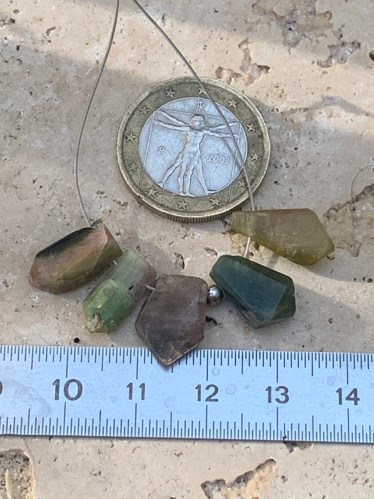 Tourmaline melon d'eau (pastèque), cristaux percés, 5 pièces vendu en lot ou unité, de 15mm x7 x5 environ - 4,5 grammes le lot. Parfait en bijouterie, collection ,exposition...