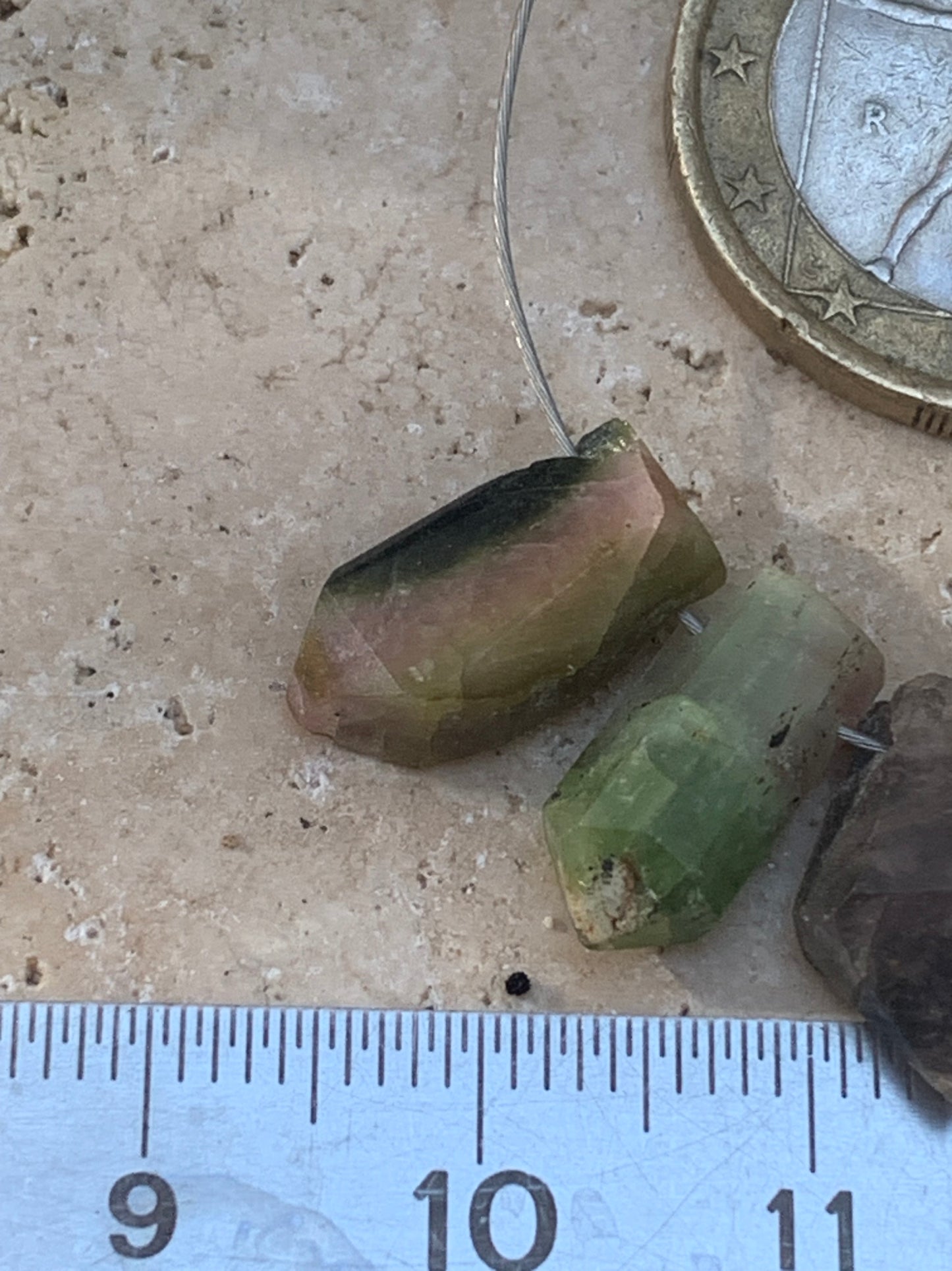 Tourmaline melon d'eau (pastèque), cristaux percés, 5 pièces vendu en lot ou unité, de 15mm x7 x5 environ - 4,5 grammes le lot. Parfait en bijouterie, collection ,exposition...
