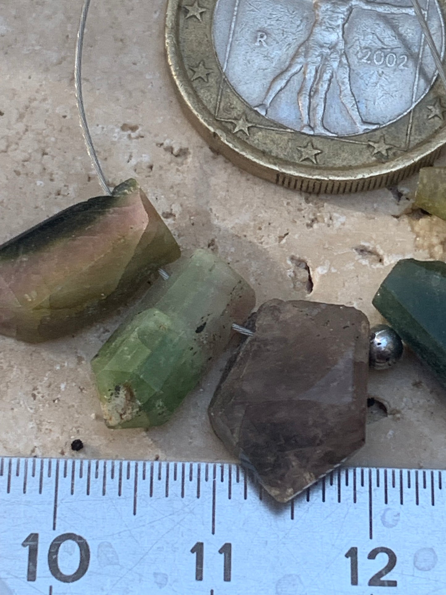 Tourmaline melon d'eau (pastèque), cristaux percés, 5 pièces vendu en lot ou unité, de 15mm x7 x5 environ - 4,5 grammes le lot. Parfait en bijouterie, collection ,exposition...