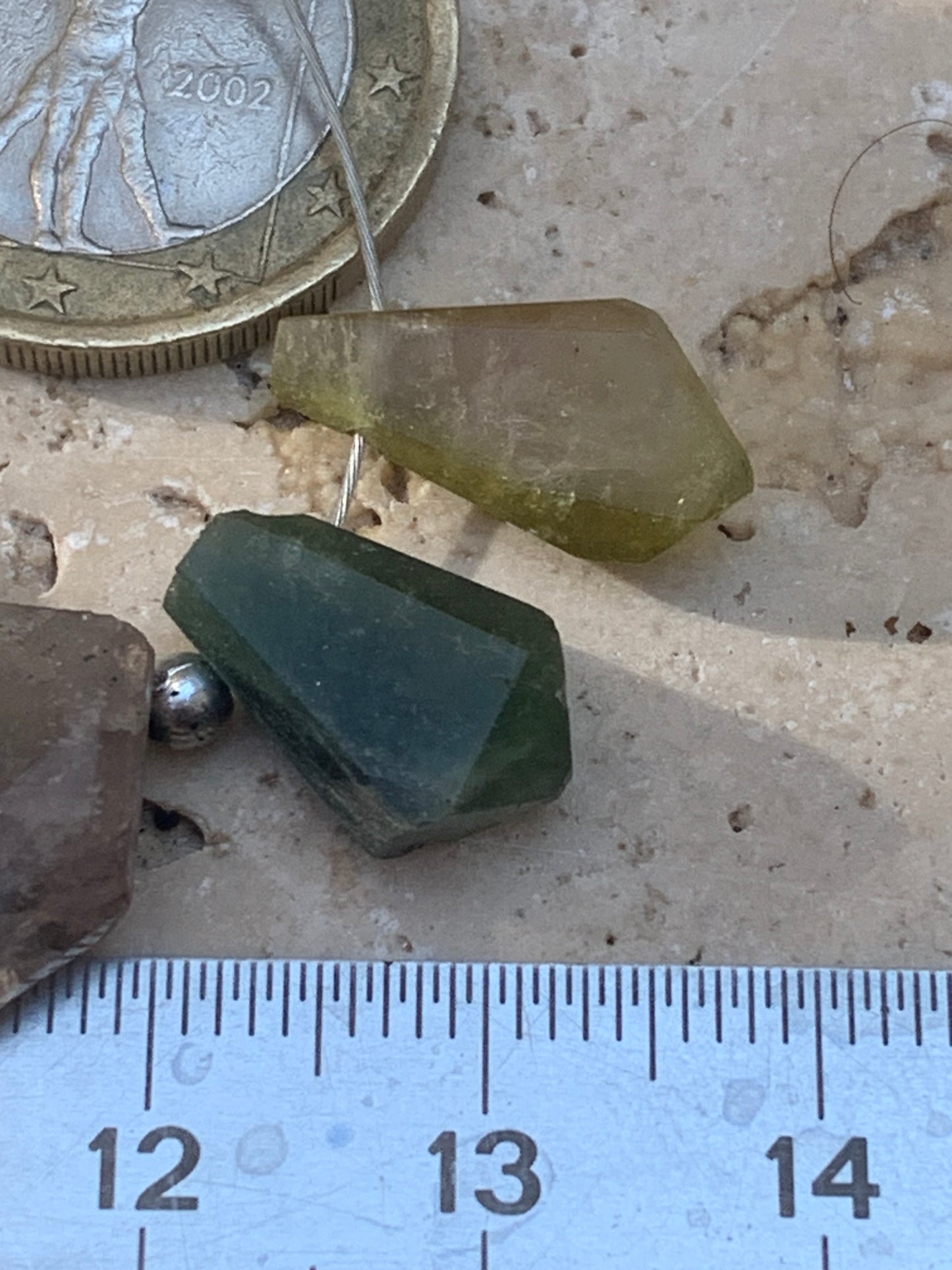 Tourmaline melon d'eau (pastèque), cristaux percés, 5 pièces vendu en lot ou unité, de 15mm x7 x5 environ - 4,5 grammes le lot. Parfait en bijouterie, collection ,exposition...