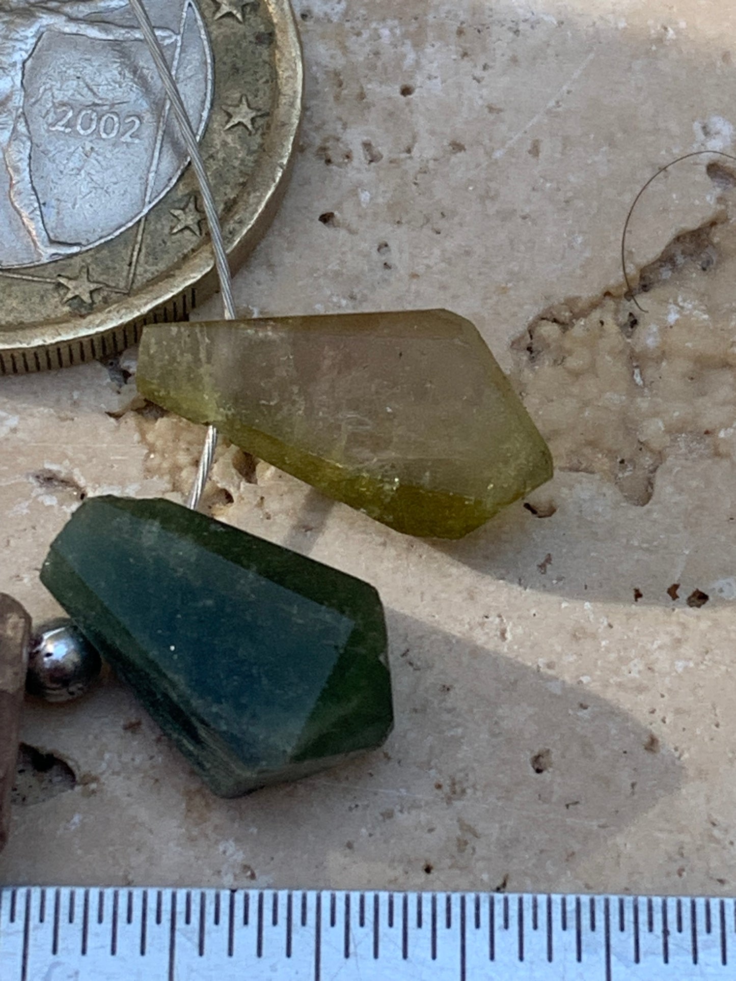 Tourmaline melon d'eau (pastèque), cristaux percés, 5 pièces vendu en lot ou unité, de 15mm x7 x5 environ - 4,5 grammes le lot. Parfait en bijouterie, collection ,exposition...