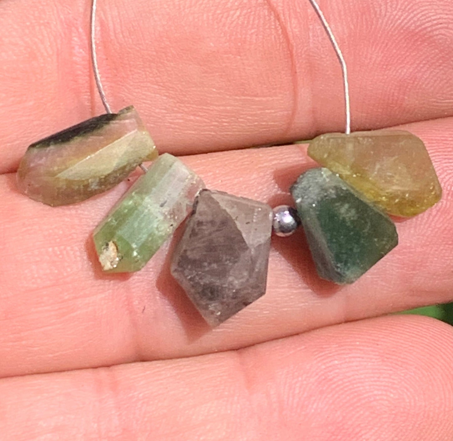 Tourmaline melon d'eau (pastèque), cristaux percés, 5 pièces vendu en lot ou unité, de 15mm x7 x5 environ - 4,5 grammes le lot. Parfait en bijouterie, collection ,exposition...