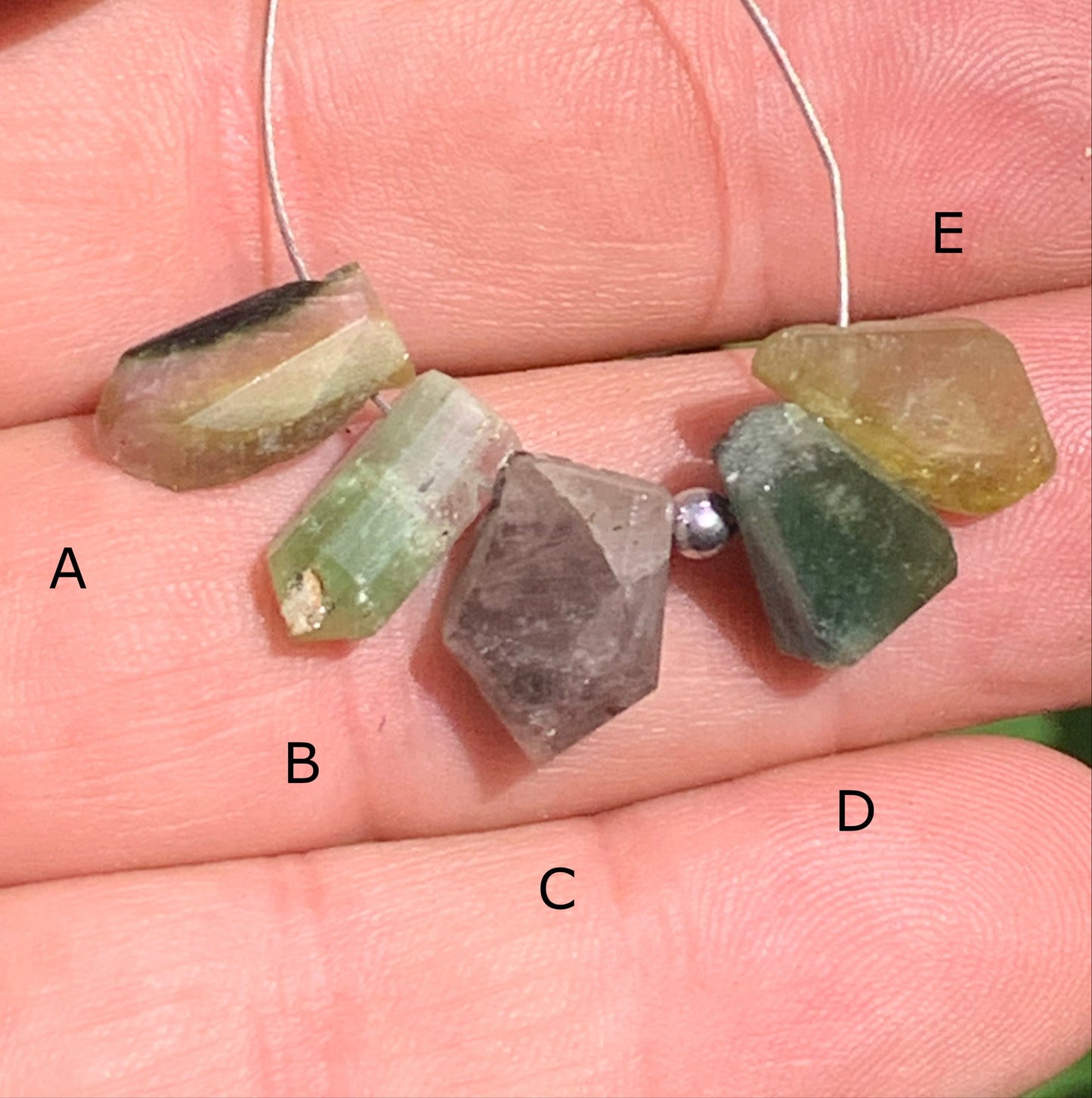 Tourmaline melon d'eau (pastèque), cristaux percés, 5 pièces vendu en lot ou unité, de 15mm x7 x5 environ - 4,5 grammes le lot. Parfait en bijouterie, collection ,exposition...