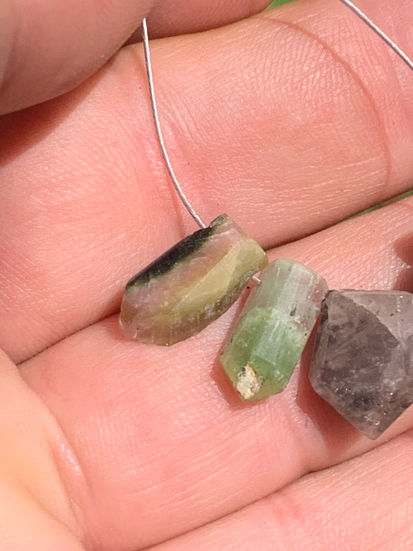 Tourmaline melon d'eau (pastèque), cristaux percés, 5 pièces vendu en lot ou unité, de 15mm x7 x5 environ - 4,5 grammes le lot. Parfait en bijouterie, collection ,exposition...